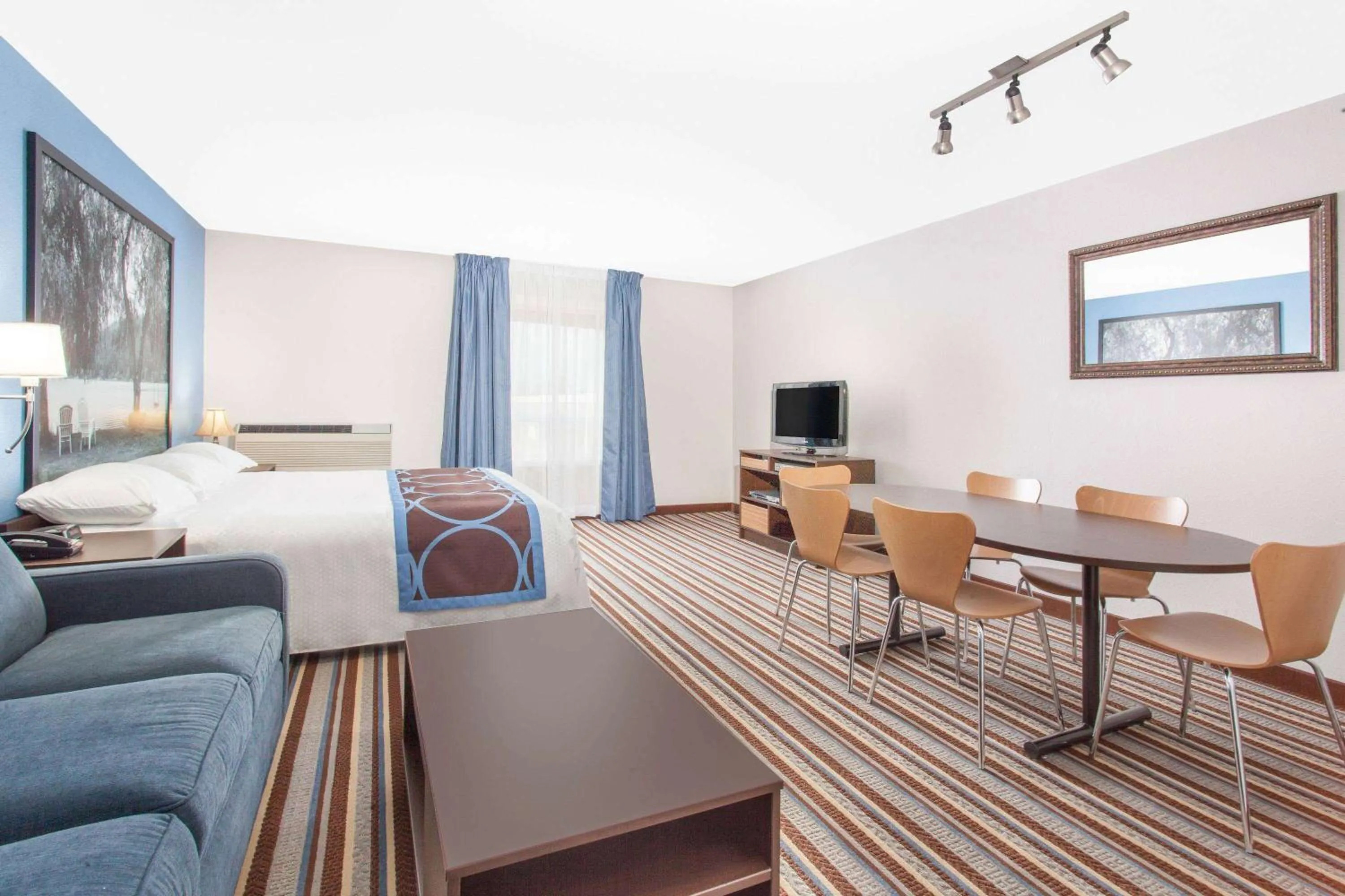 Photo of the whole room, Bed in Super 8 by Wyndham Fort Frances