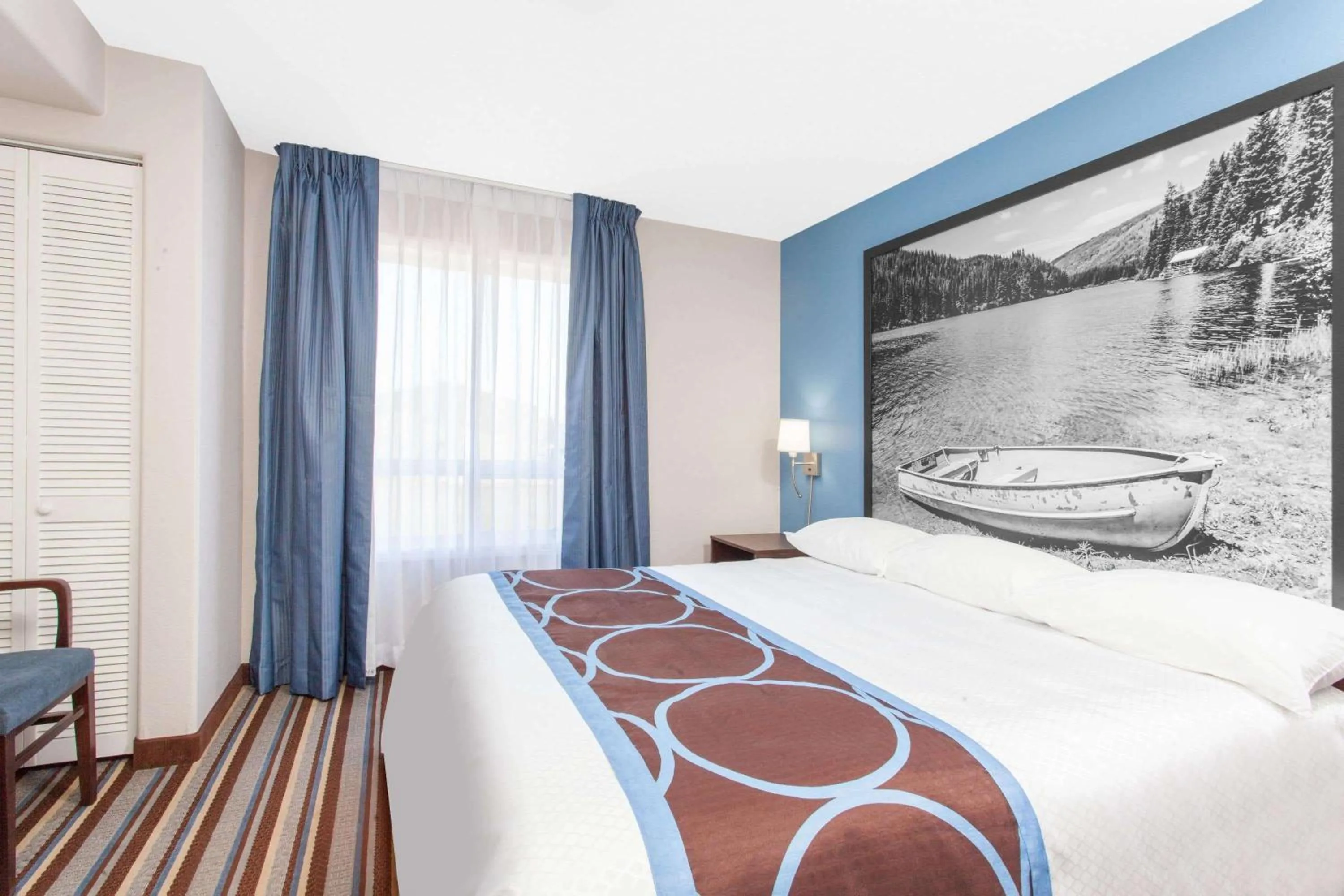 Photo of the whole room, Bed in Super 8 by Wyndham Fort Frances