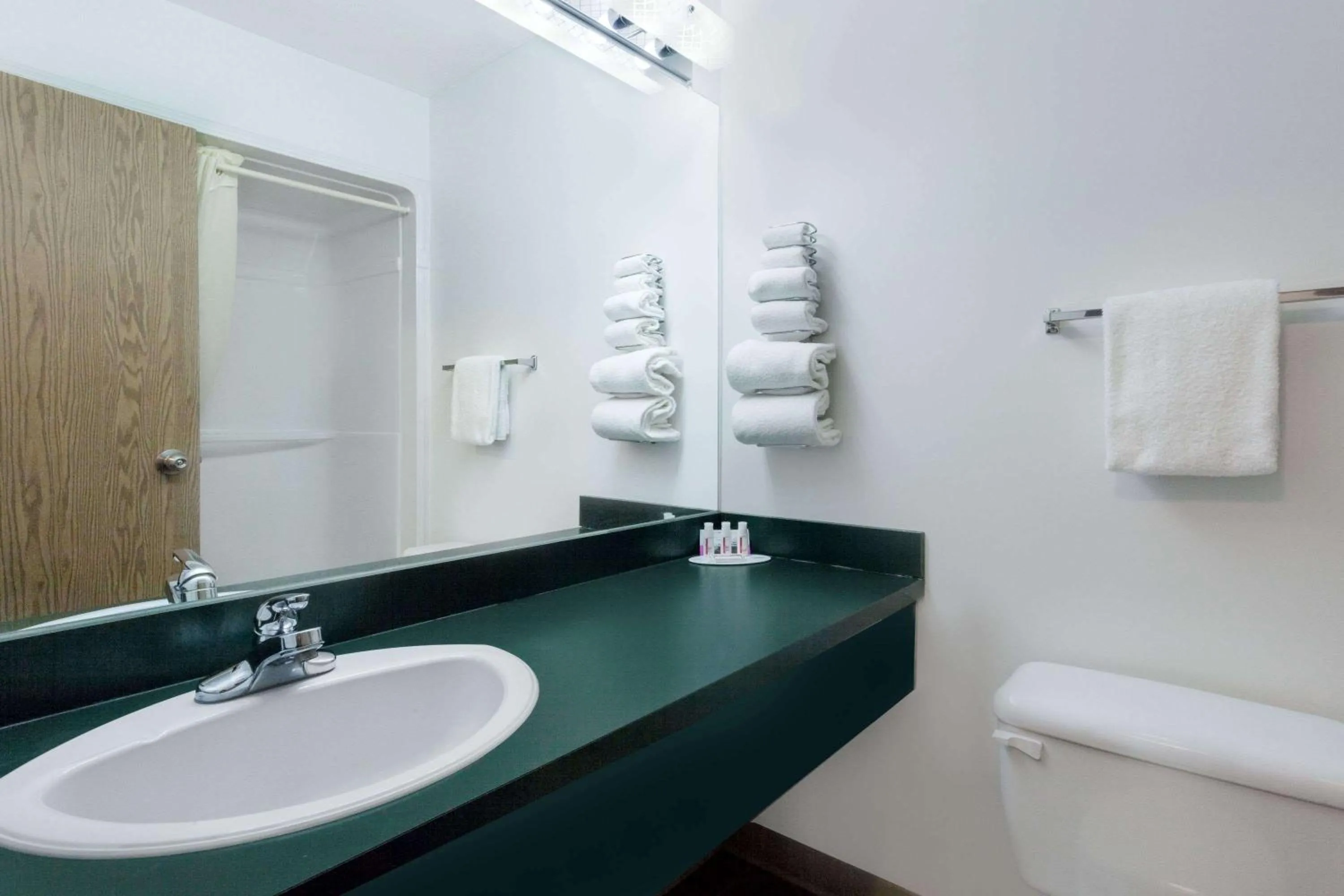 Bathroom in Super 8 by Wyndham Morden