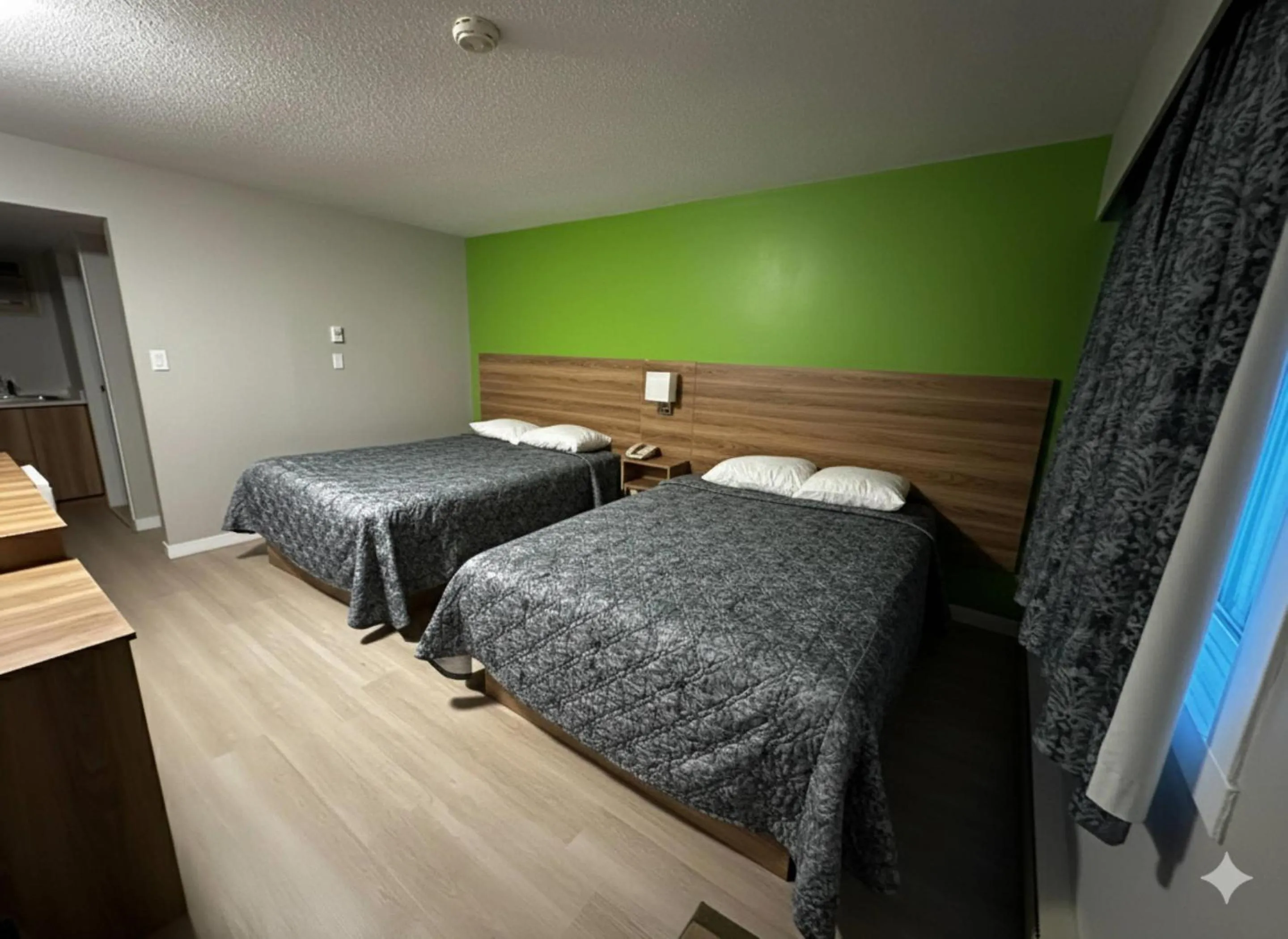 Bedroom, Bed in Quesnel Inn