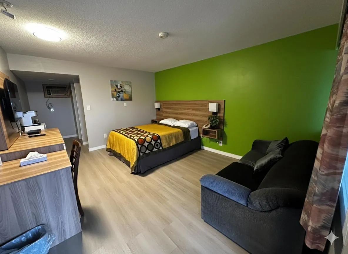 Photo of the whole room, Bed in Quesnel Inn