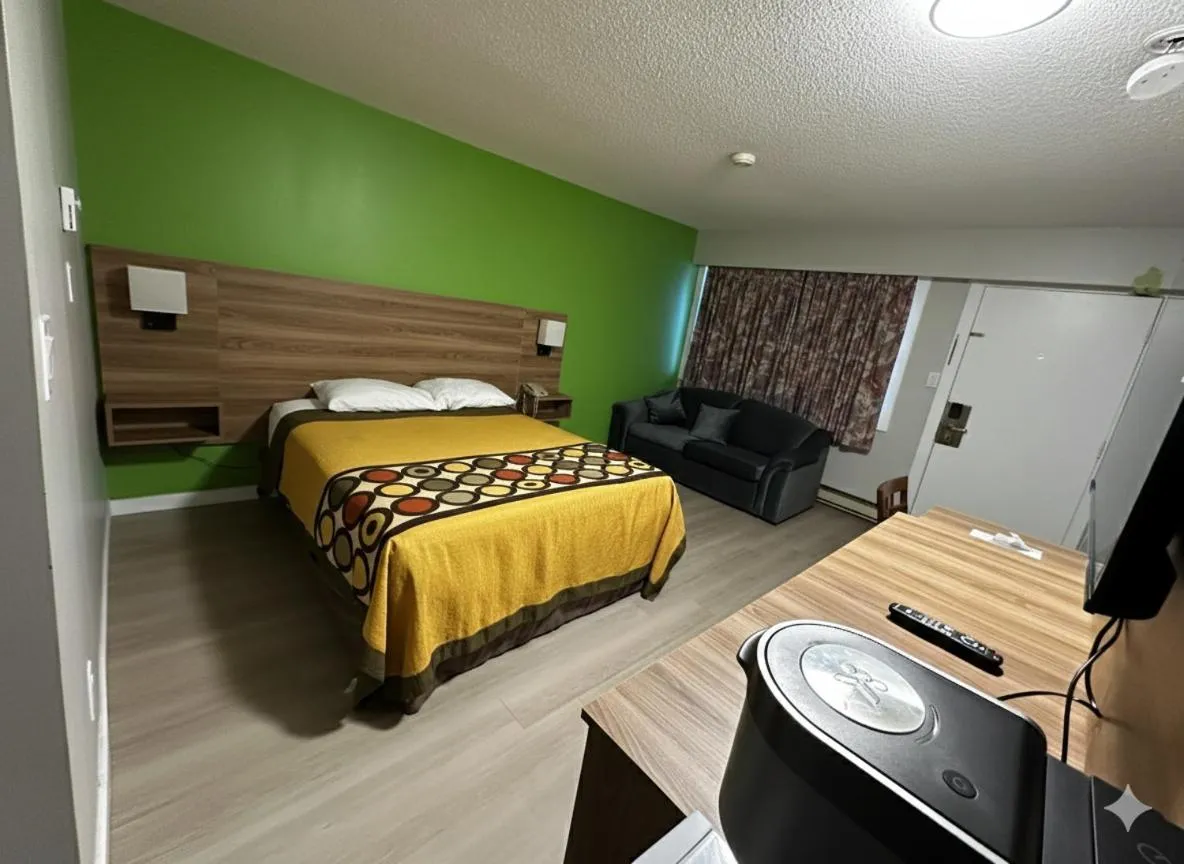 Living room, Bed in Quesnel Inn