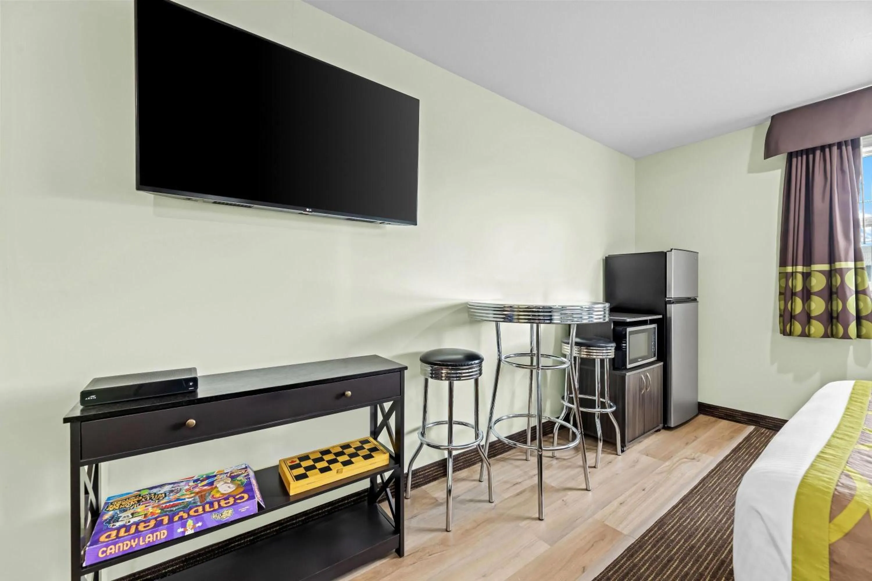 Photo of the whole room, Bed in Super 8 by Wyndham Saskatoon Near Saskatoon Airport