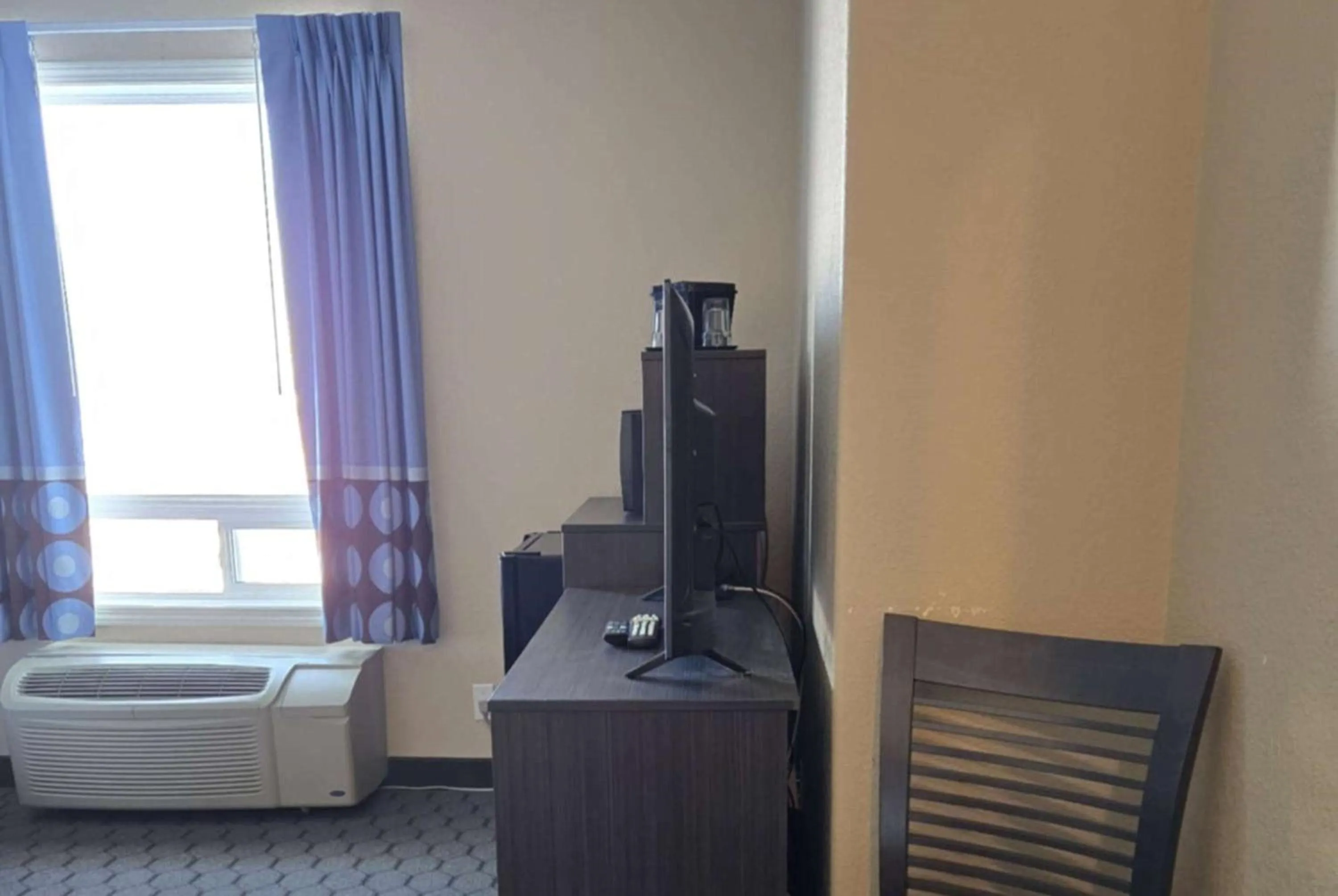 Deluxe Queen Suite - Non-Smoking in Super 8 by Wyndham Swan River MB