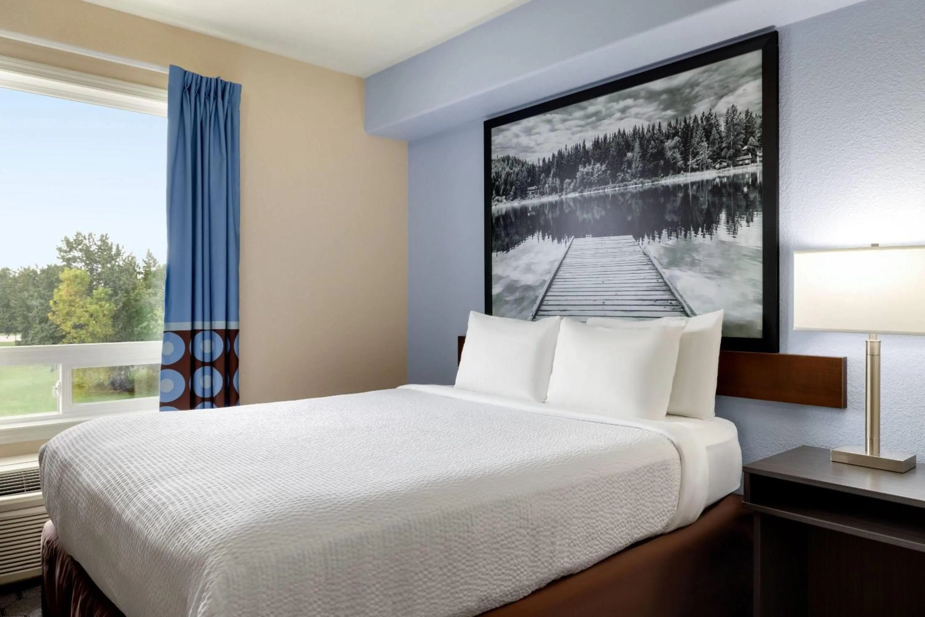 Photo of the whole room, Bed in Super 8 by Wyndham Swan River MB