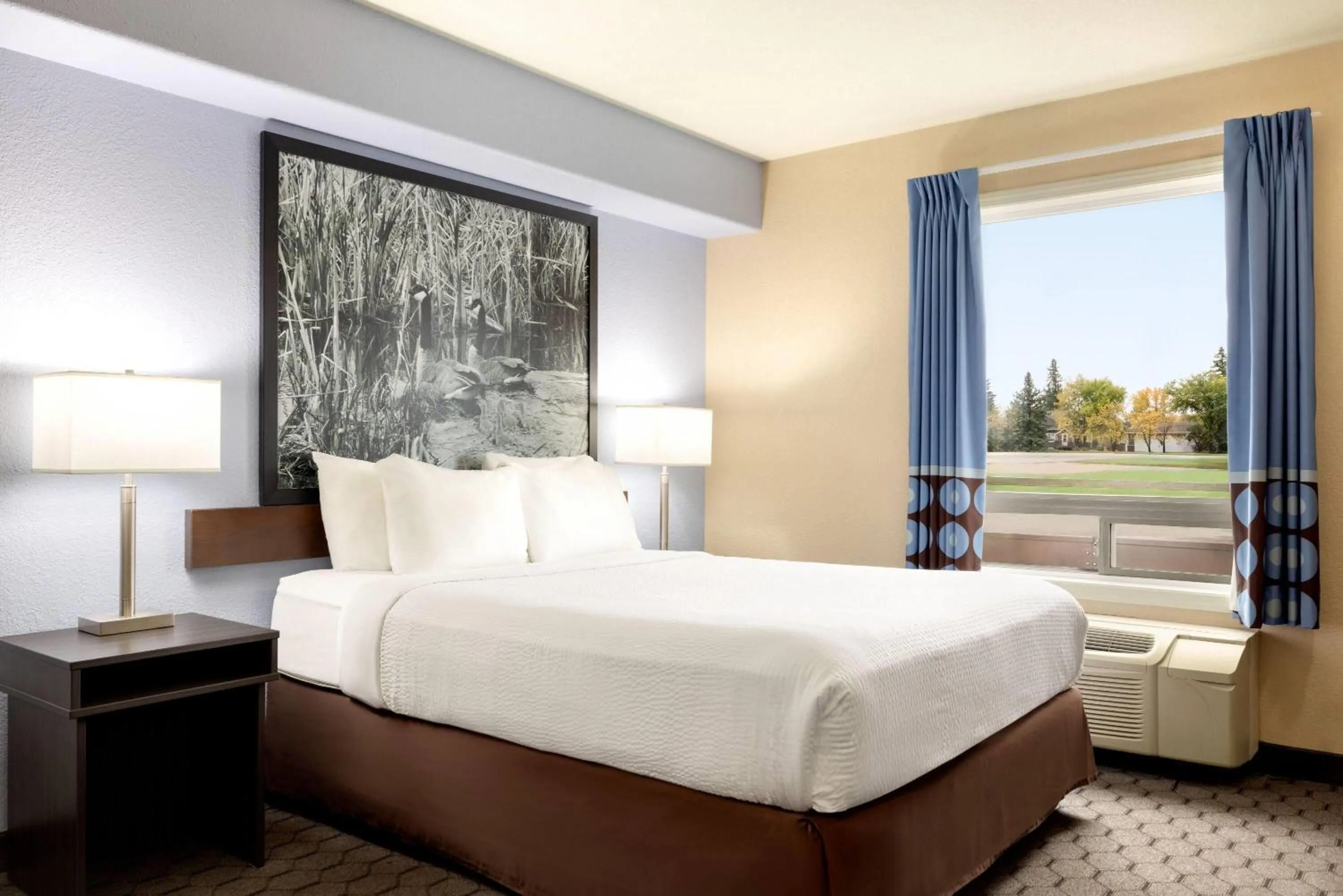 Photo of the whole room, Bed in Super 8 by Wyndham Swan River MB