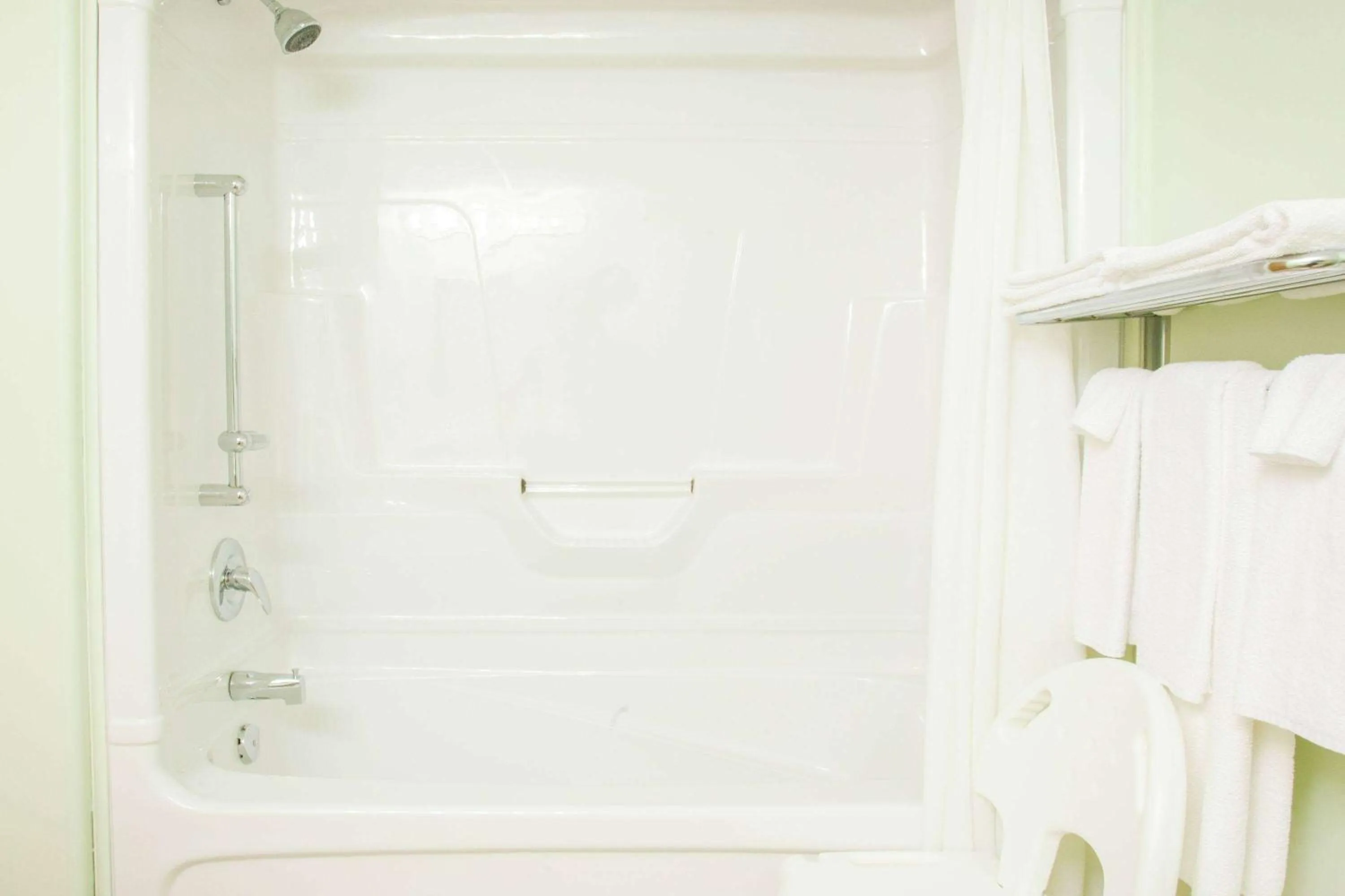 Bathroom in Super 8 by Wyndham Swan River MB