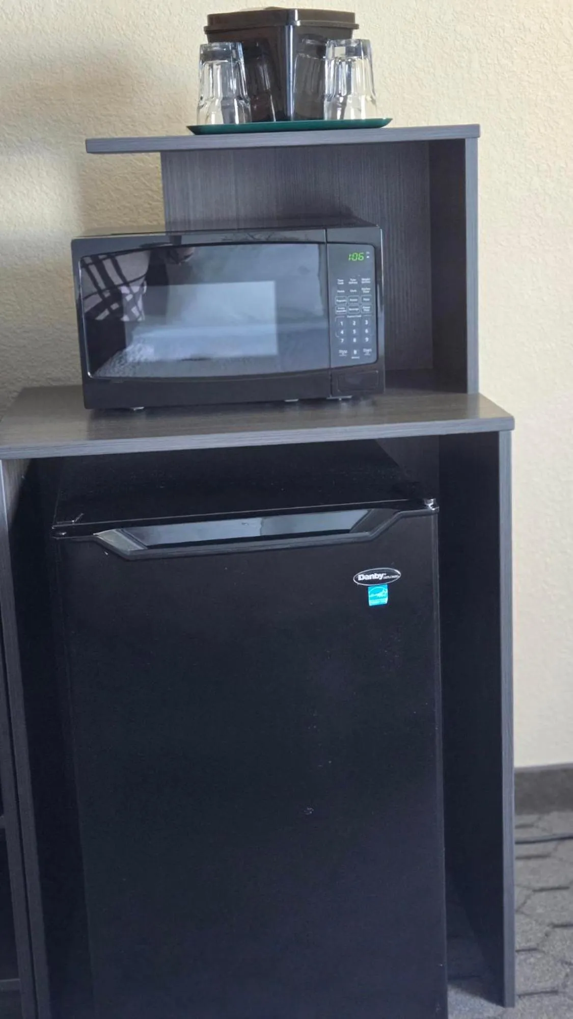 microwave in Super 8 by Wyndham Swan River MB