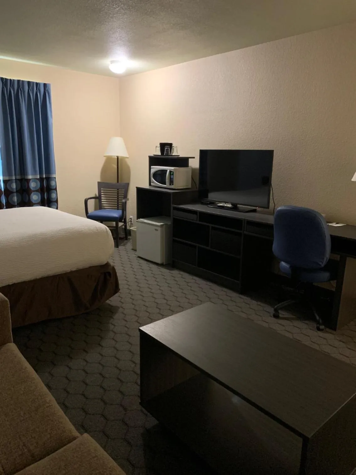 Seating area, Bed in Super 8 by Wyndham Swan River MB