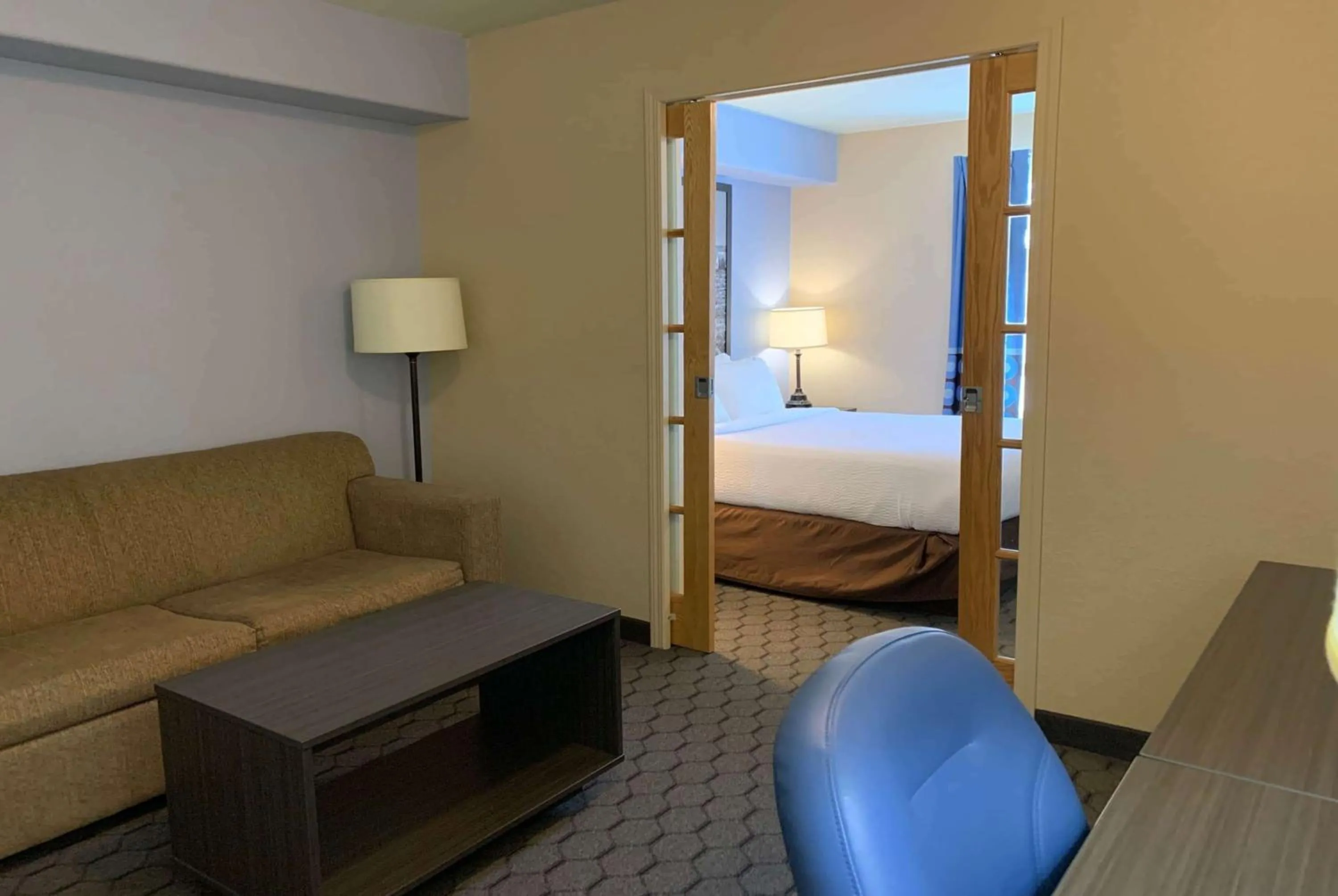 Executive Queen Room - Non-Smoking in Super 8 by Wyndham Swan River MB