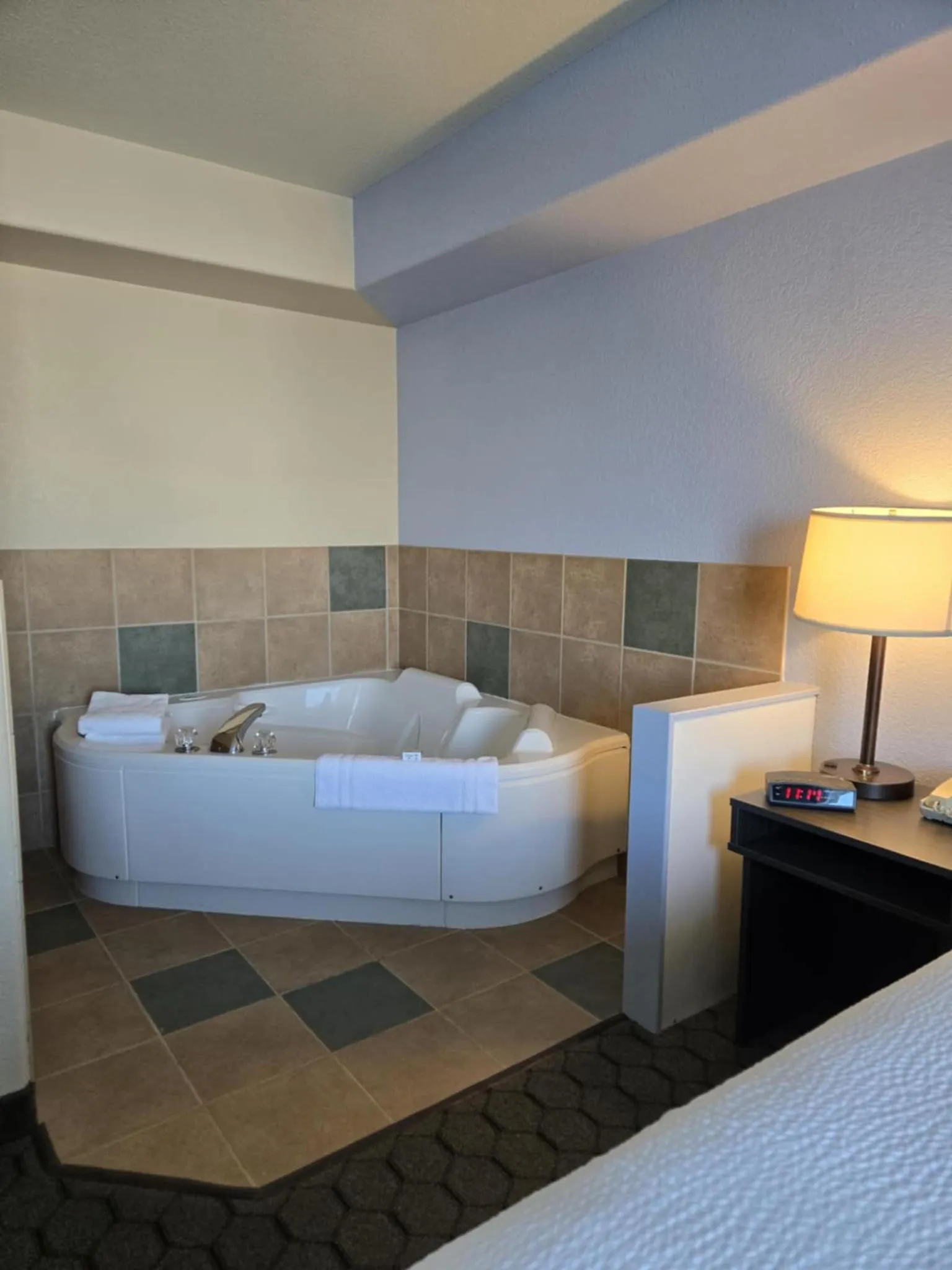 Bath, Bed in Super 8 by Wyndham Swan River MB
