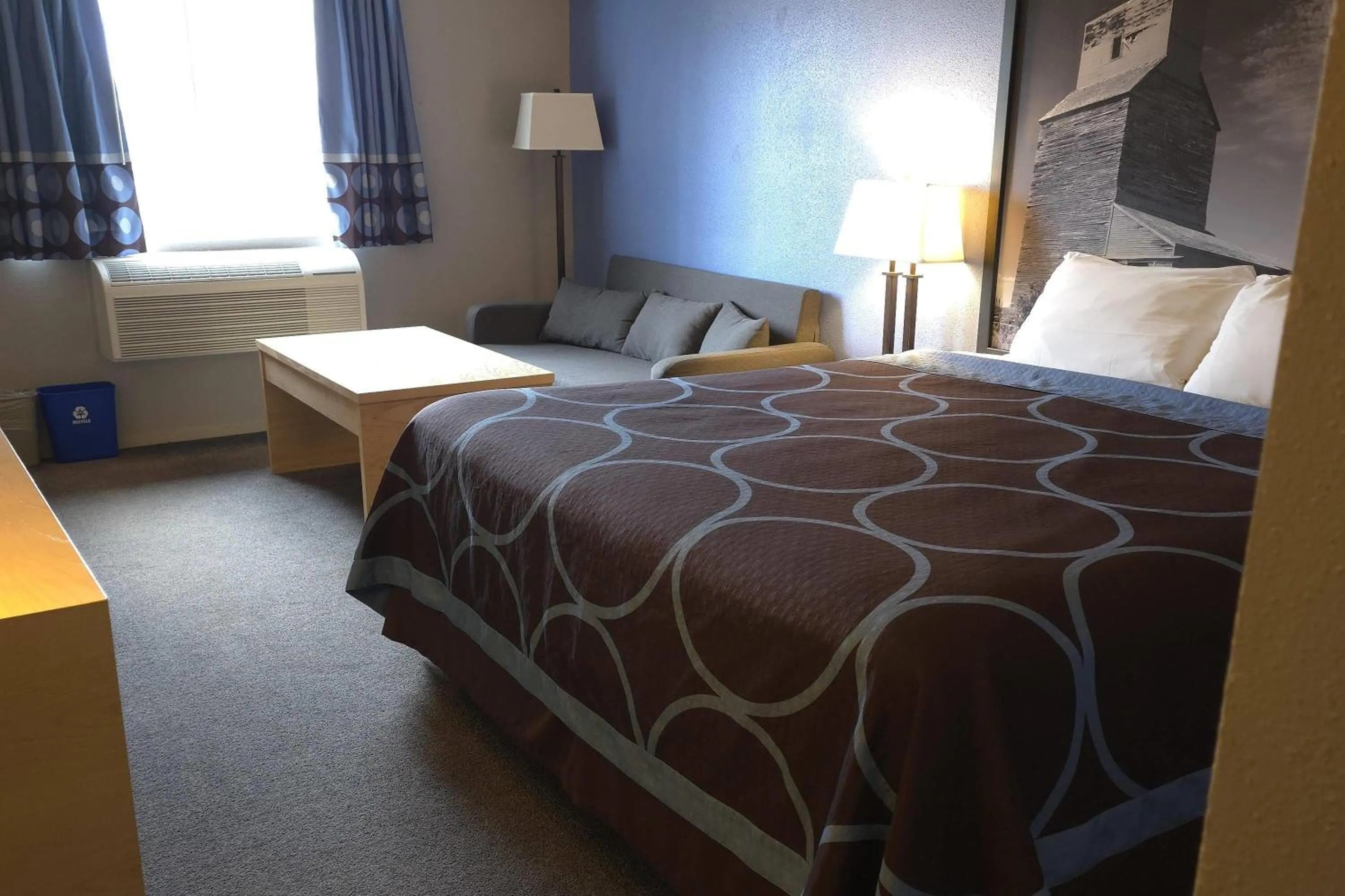 Photo of the whole room, Bed in Super 8 by Wyndham Swift Current