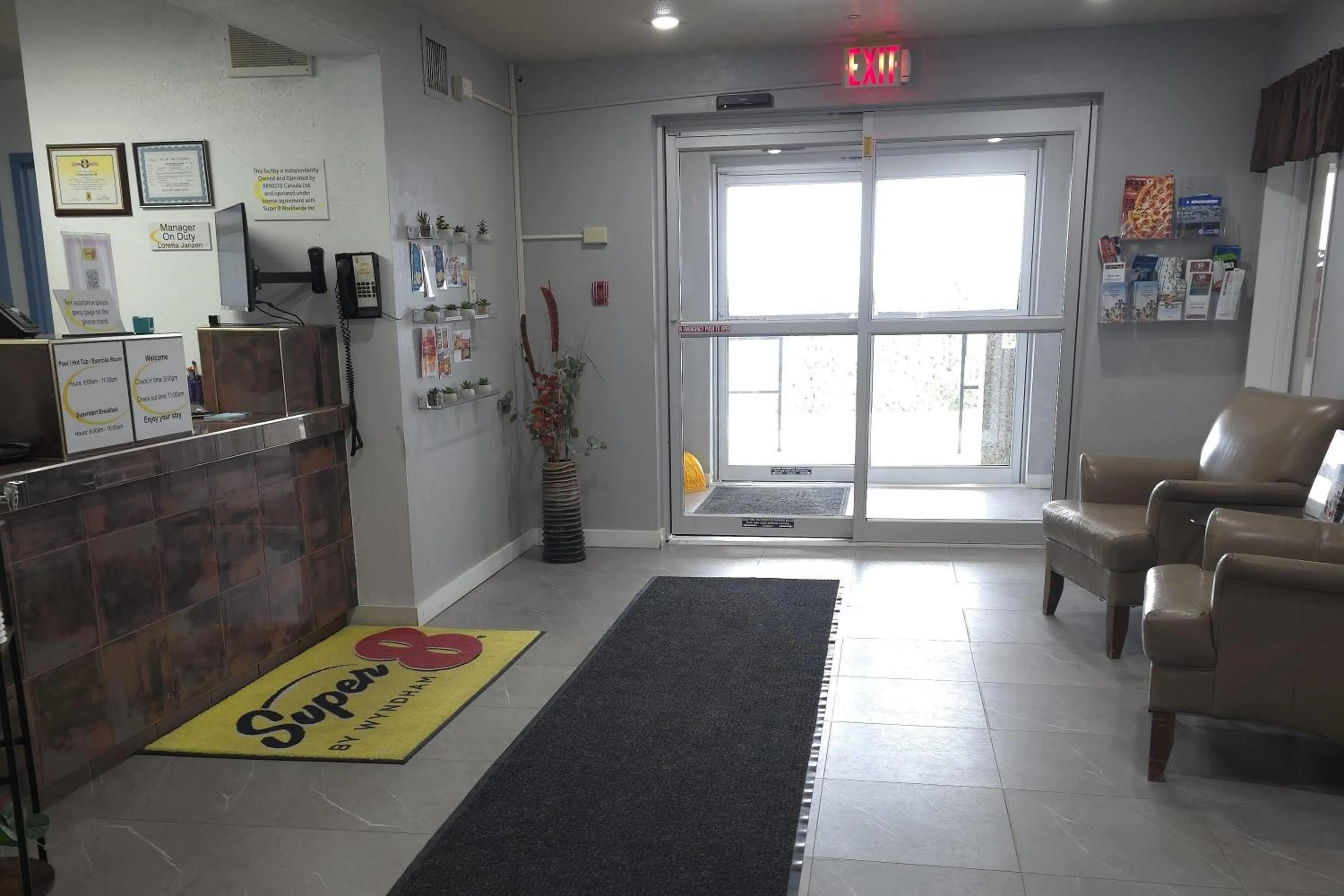 Lobby or reception in Super 8 by Wyndham Swift Current
