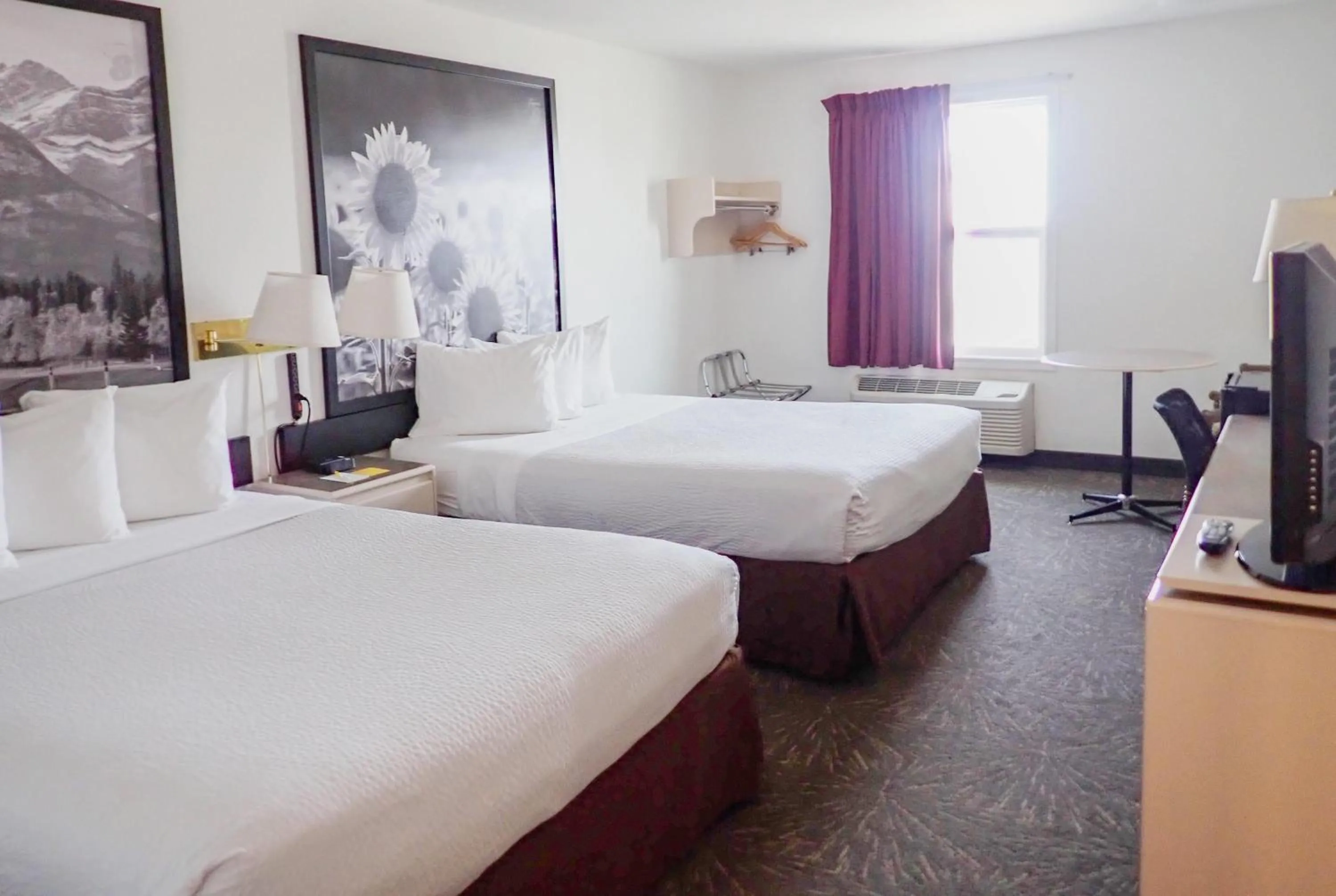 Photo of the whole room, Bed in Days Inn by Wyndham Taber