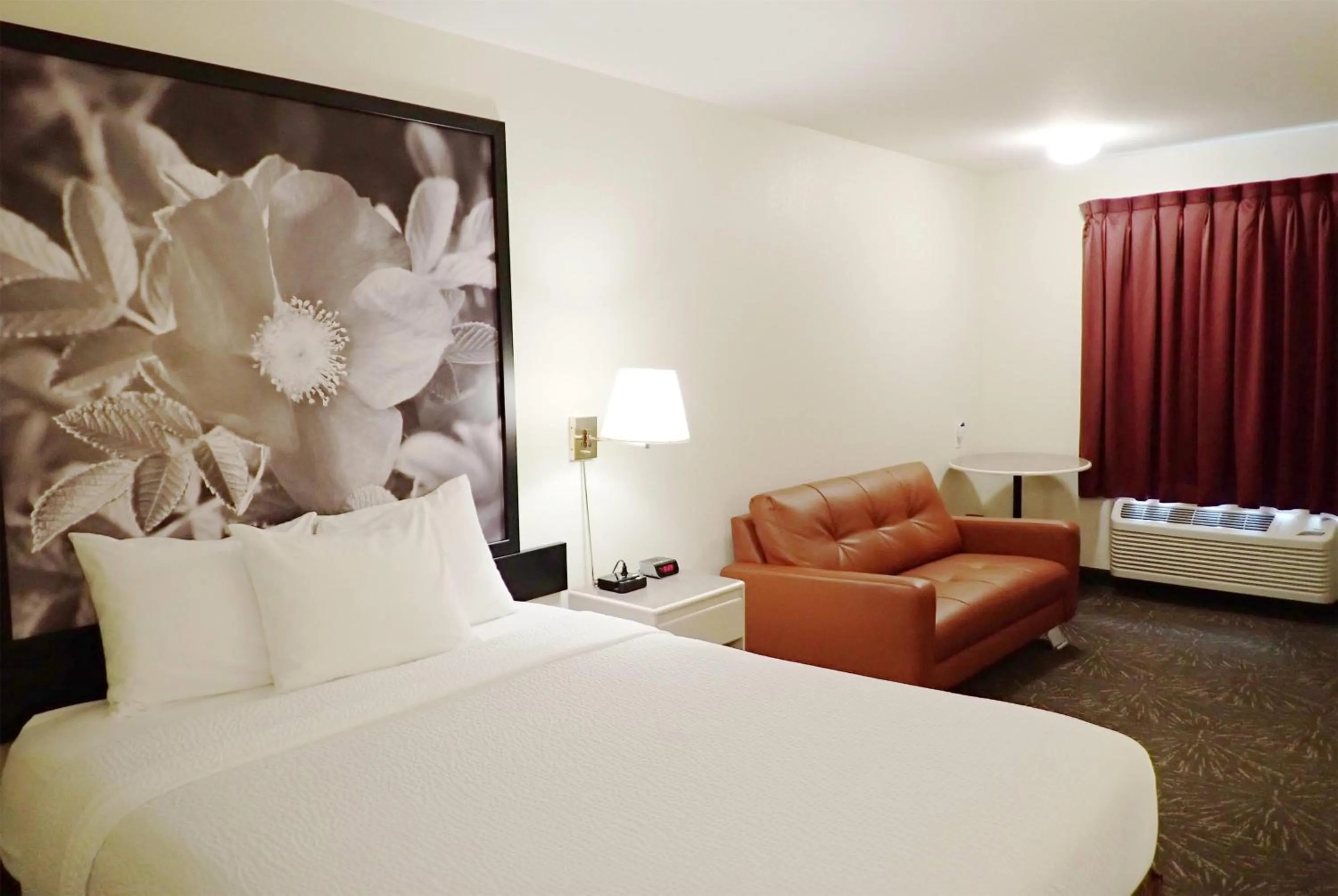 Photo of the whole room, Bed in Days Inn by Wyndham Taber