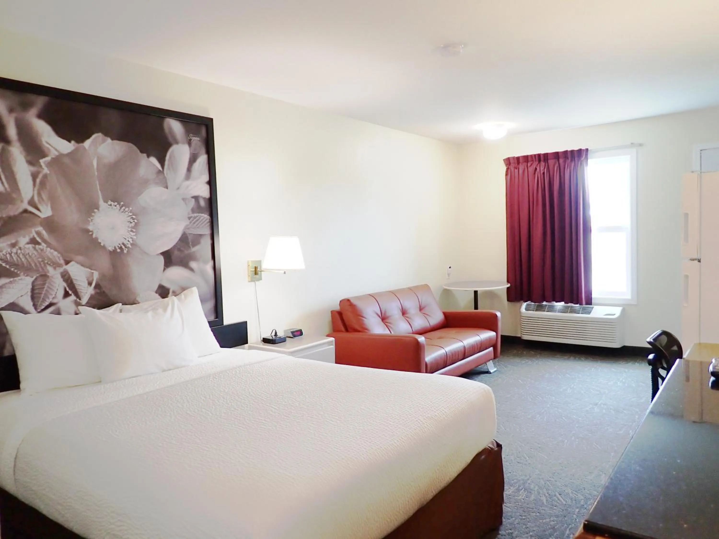 Bed in Days Inn by Wyndham Taber