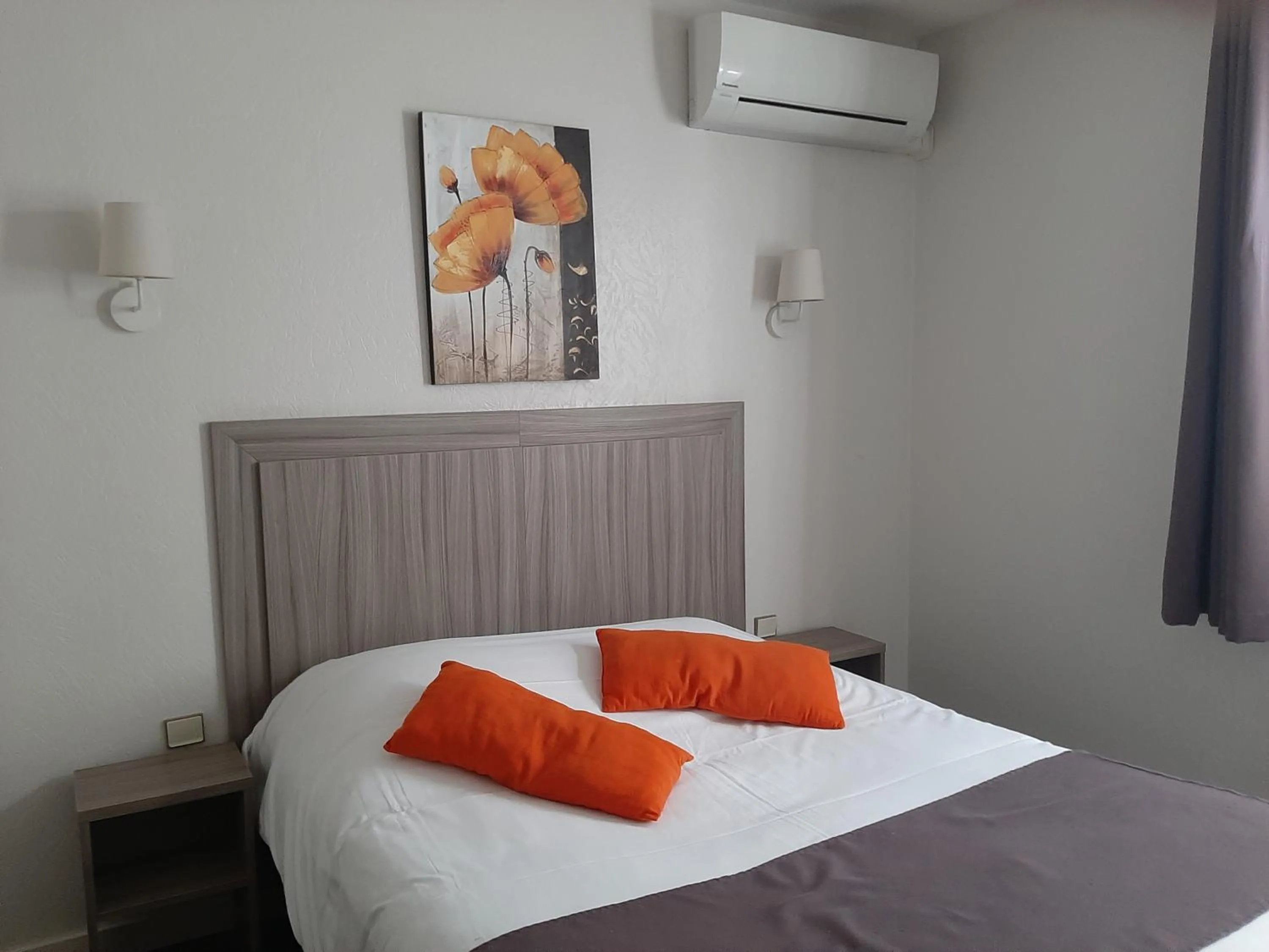 Property building, Bed in Sure Hotel by Best Western Saintes
