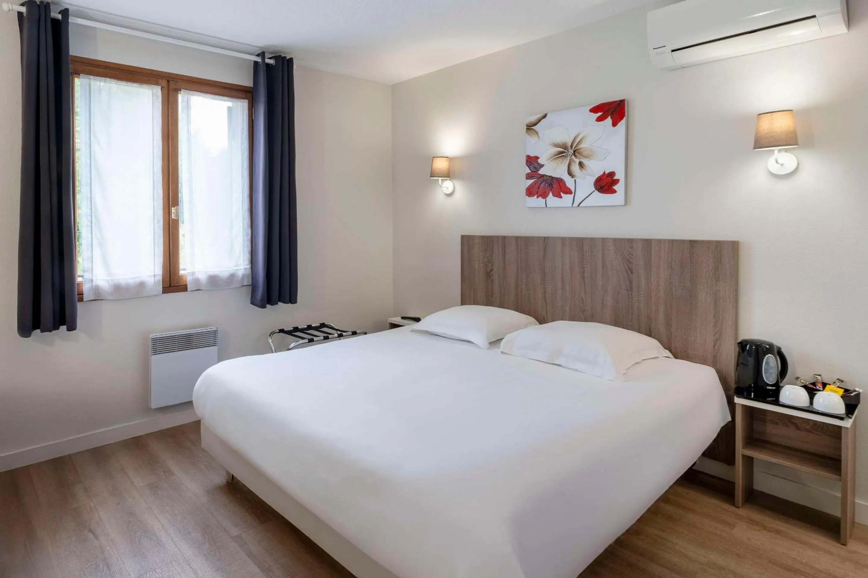 Bedroom, Bed in Sure Hotel by Best Western Saintes