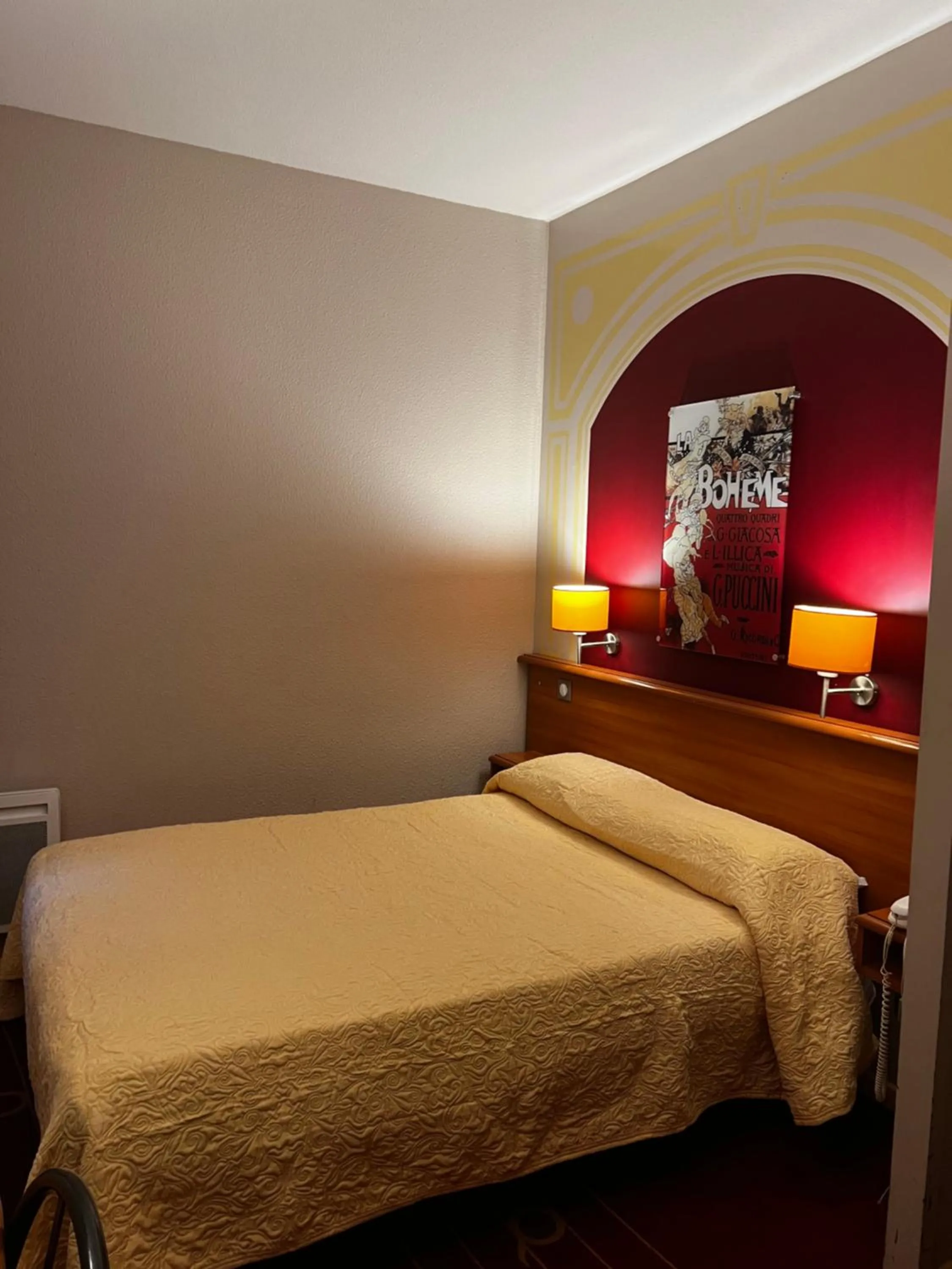 Bed in Hotel de L'Opéra