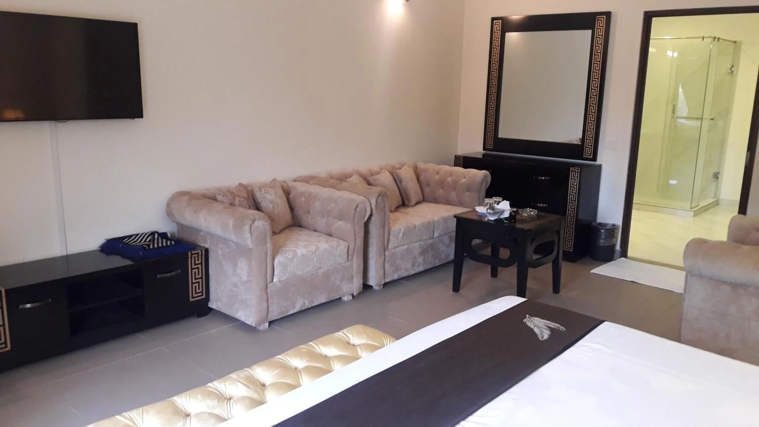 Seating area, Bed in MaryLeena Hotel Gulberg