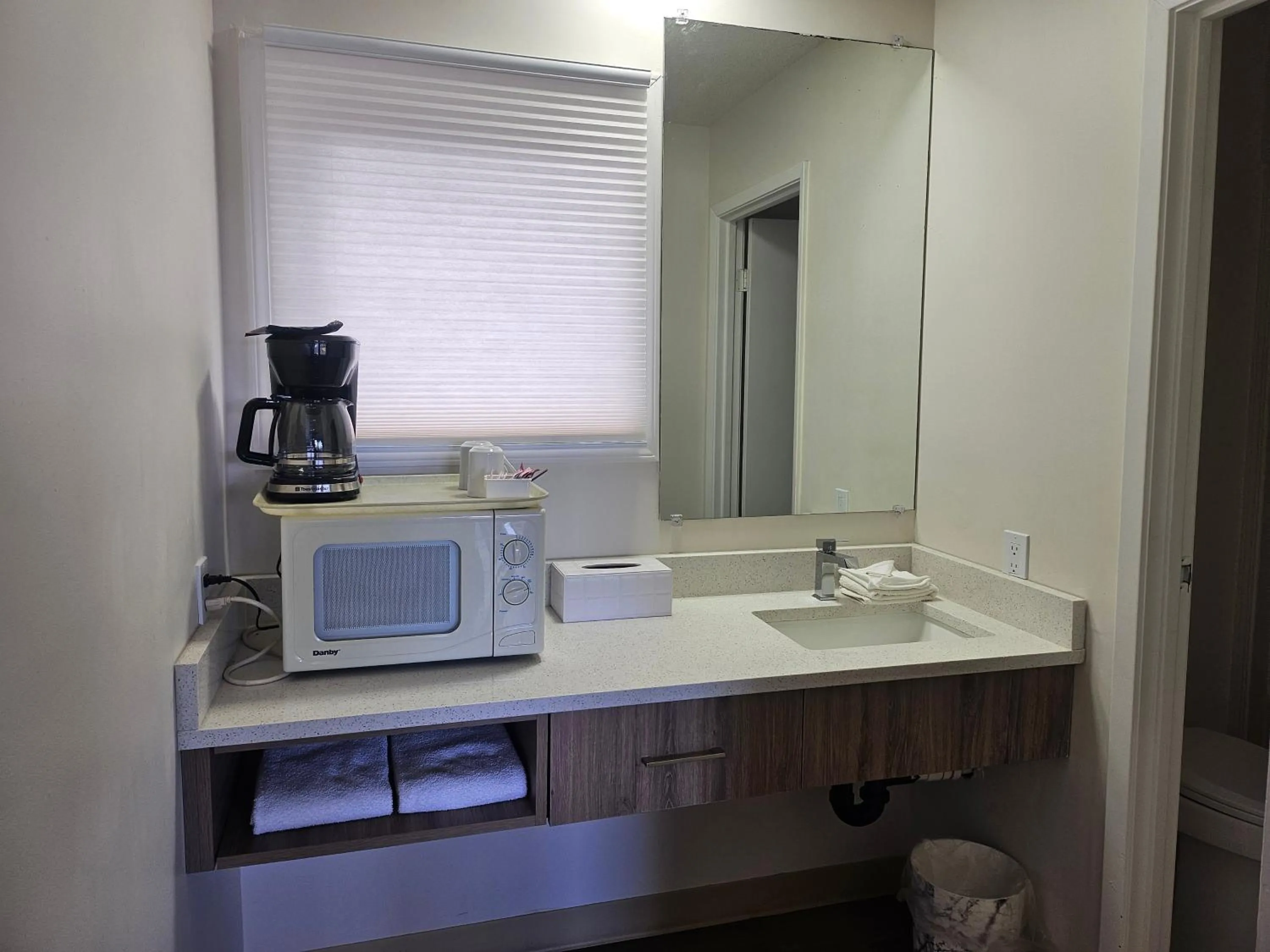 microwave in Tara Vista Inn