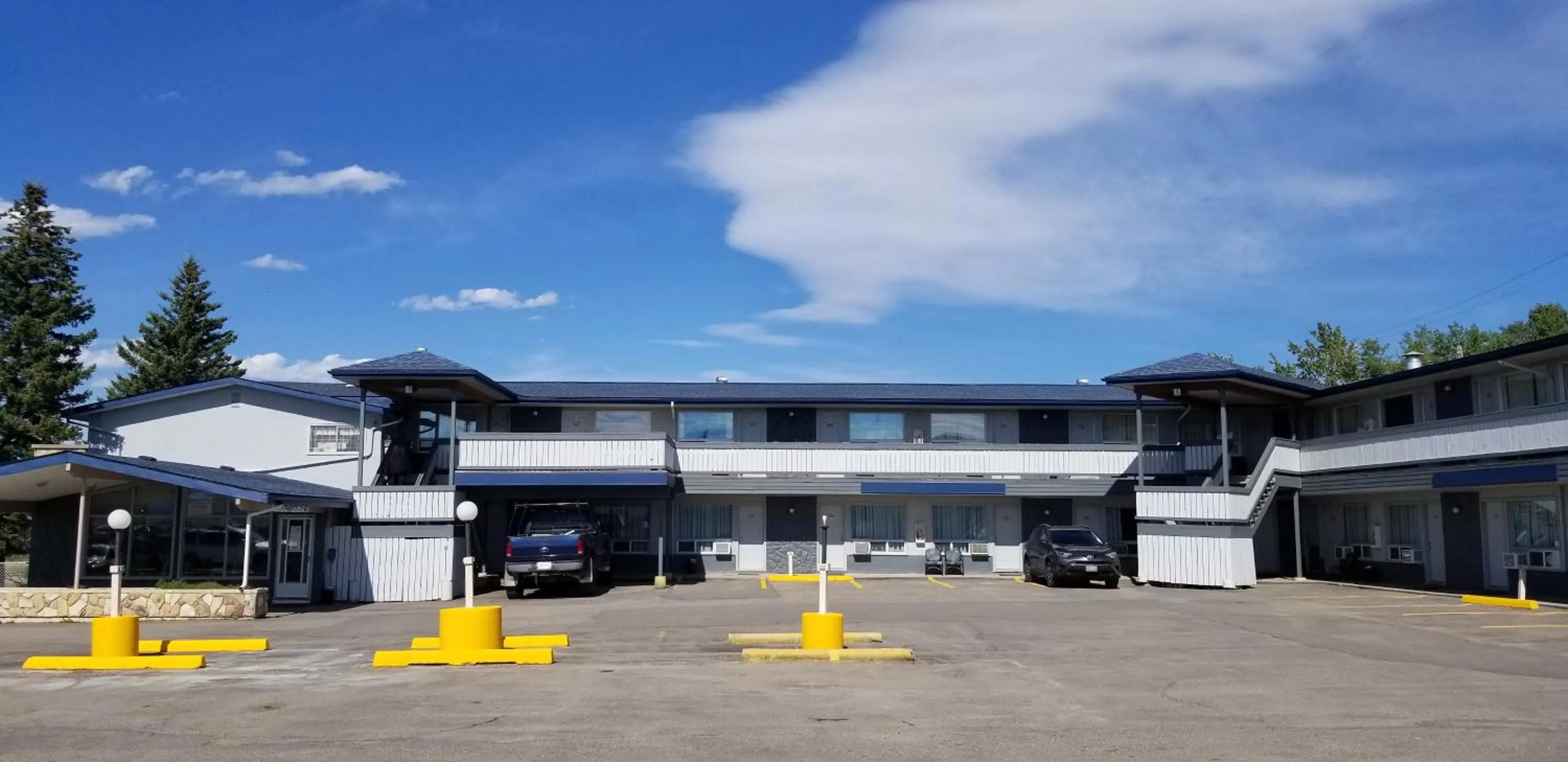 Property building in Tara Vista Inn