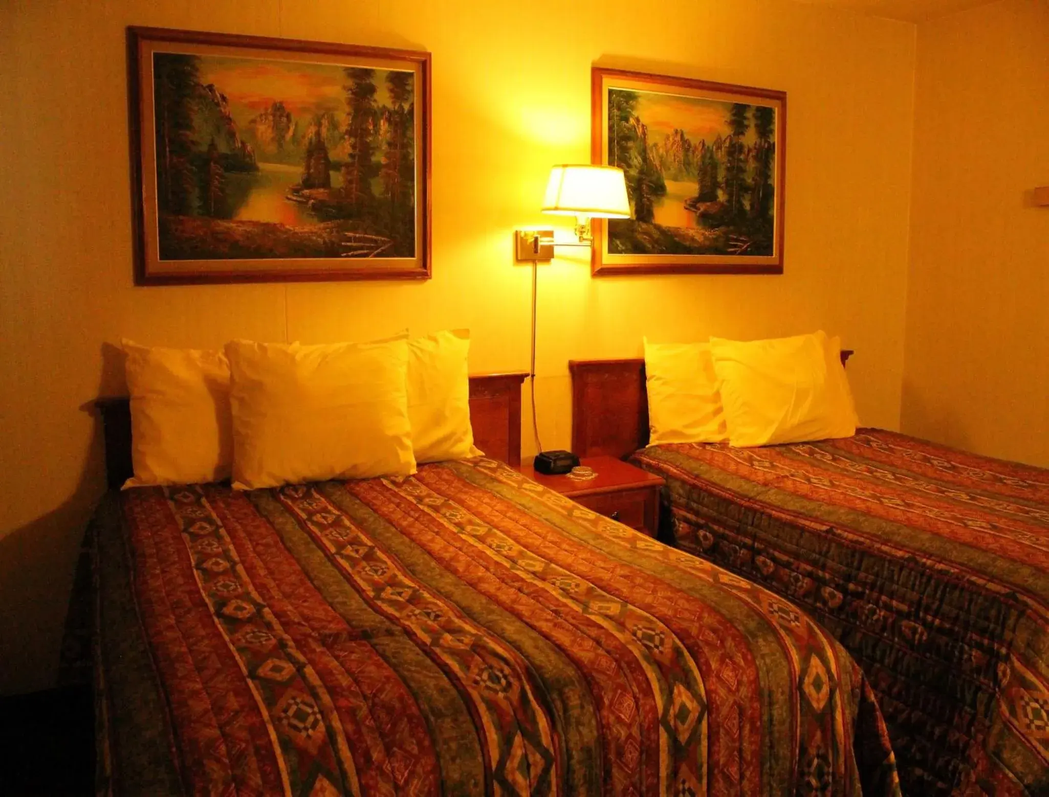 Queen Room with Two Queen Beds Kitchenette - Smoking in Tel Star Motel Queen Room with Two Queen Beds Kitchenette - Smoking in Tel Star Motel