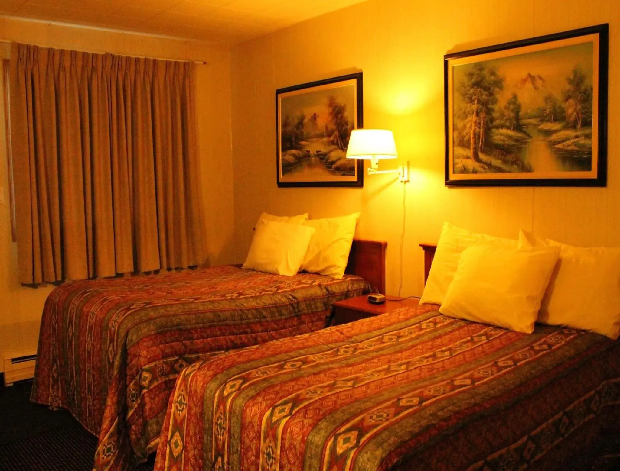 Queen Room with Two Queen Beds Kitchenette - Non Smoking in Tel Star Motel Queen Room with Two Queen Beds Kitchenette - Non Smoking in Tel Star Motel