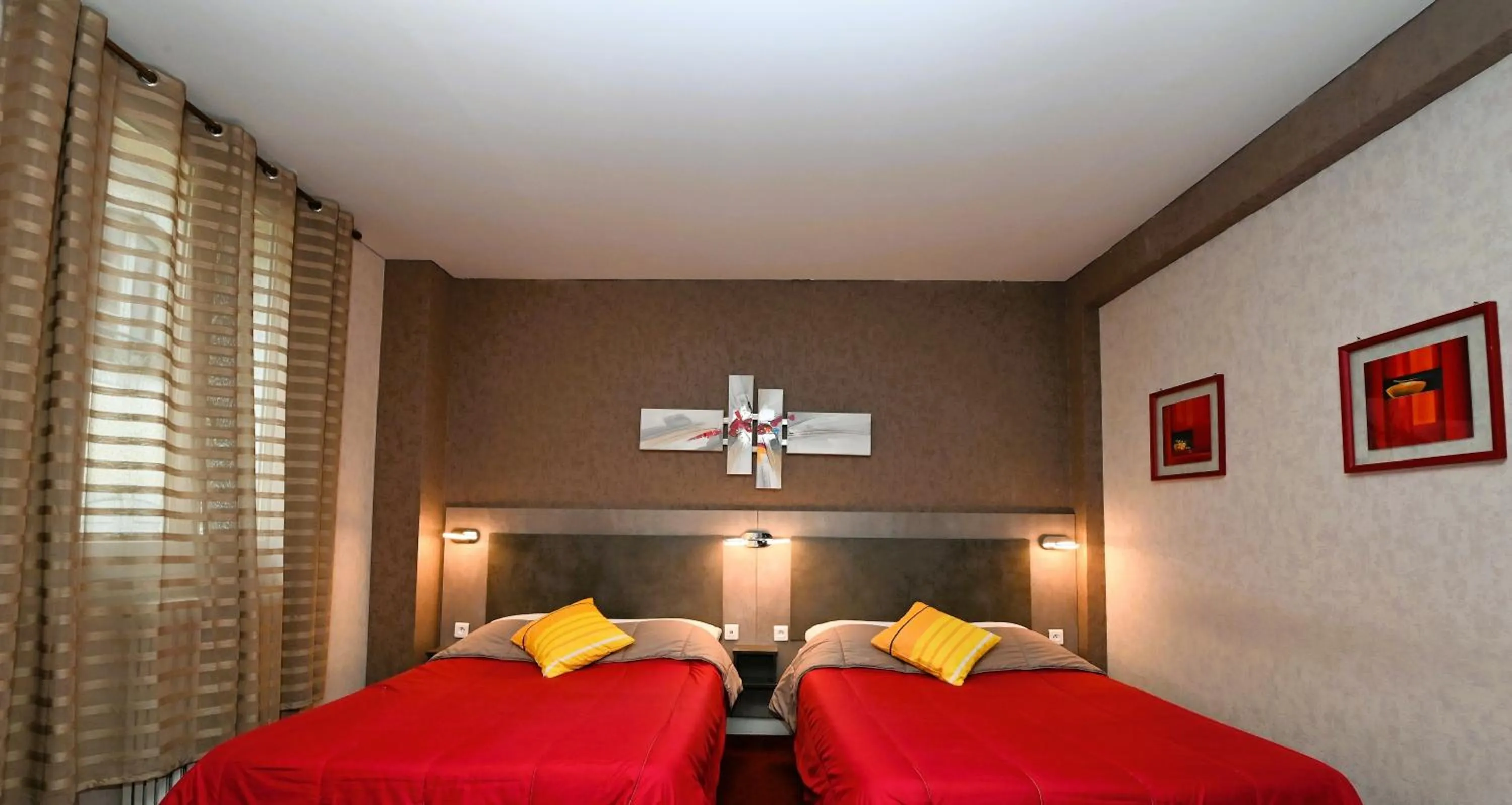 Bed in Hôtel La Croix Blanche