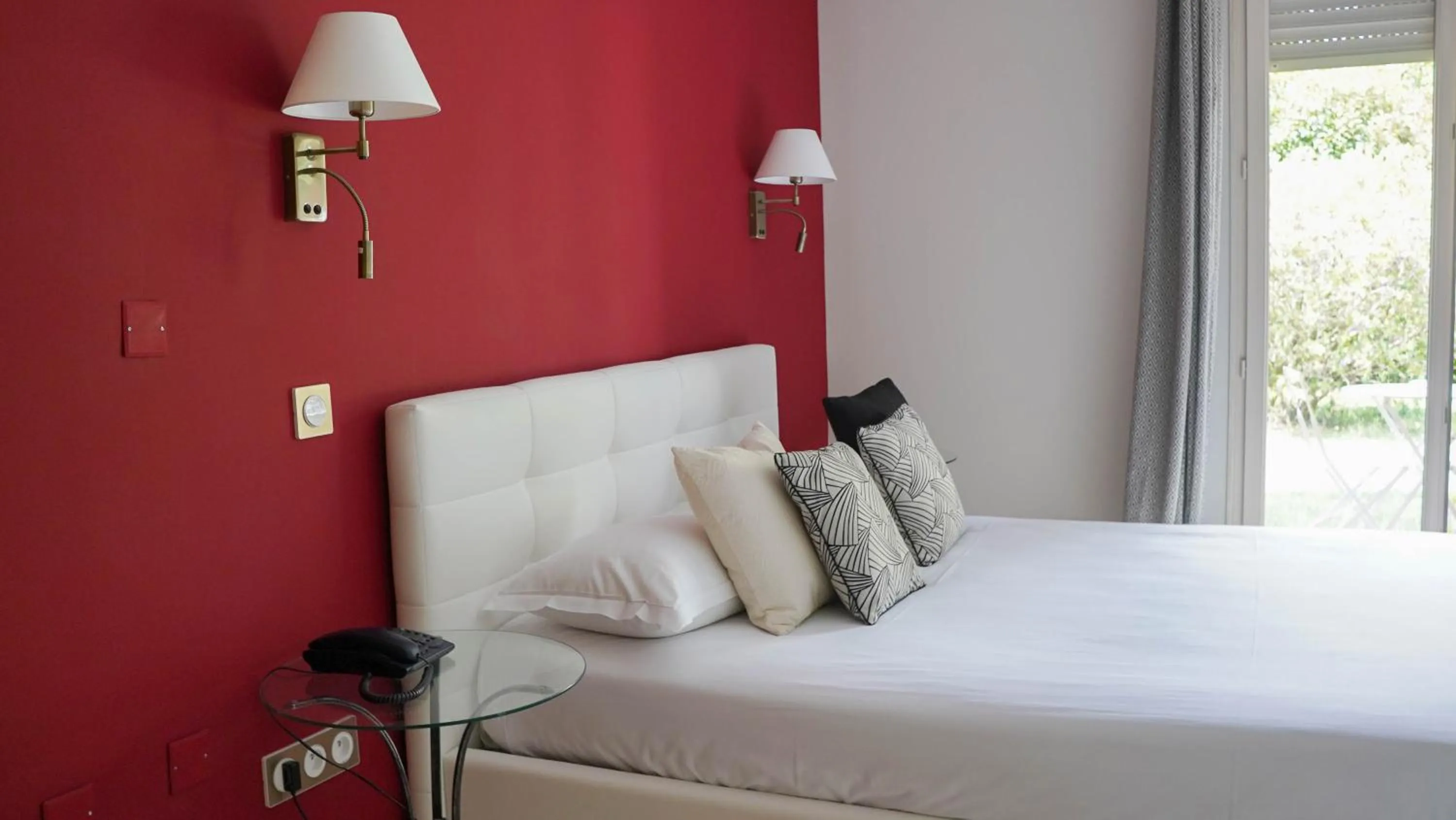 Bed in Hôtel Les Jardins