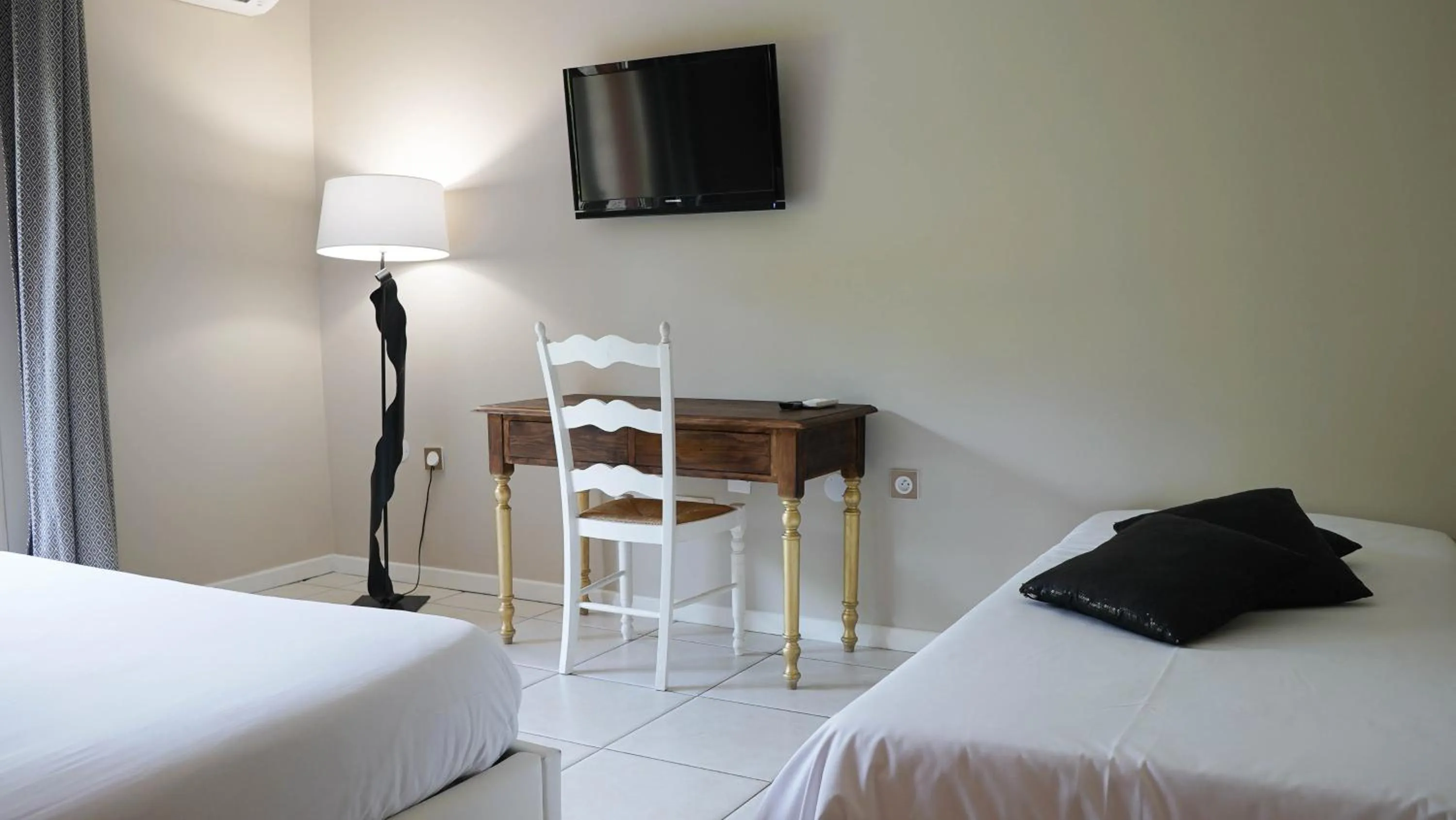 Bed in Hôtel Les Jardins