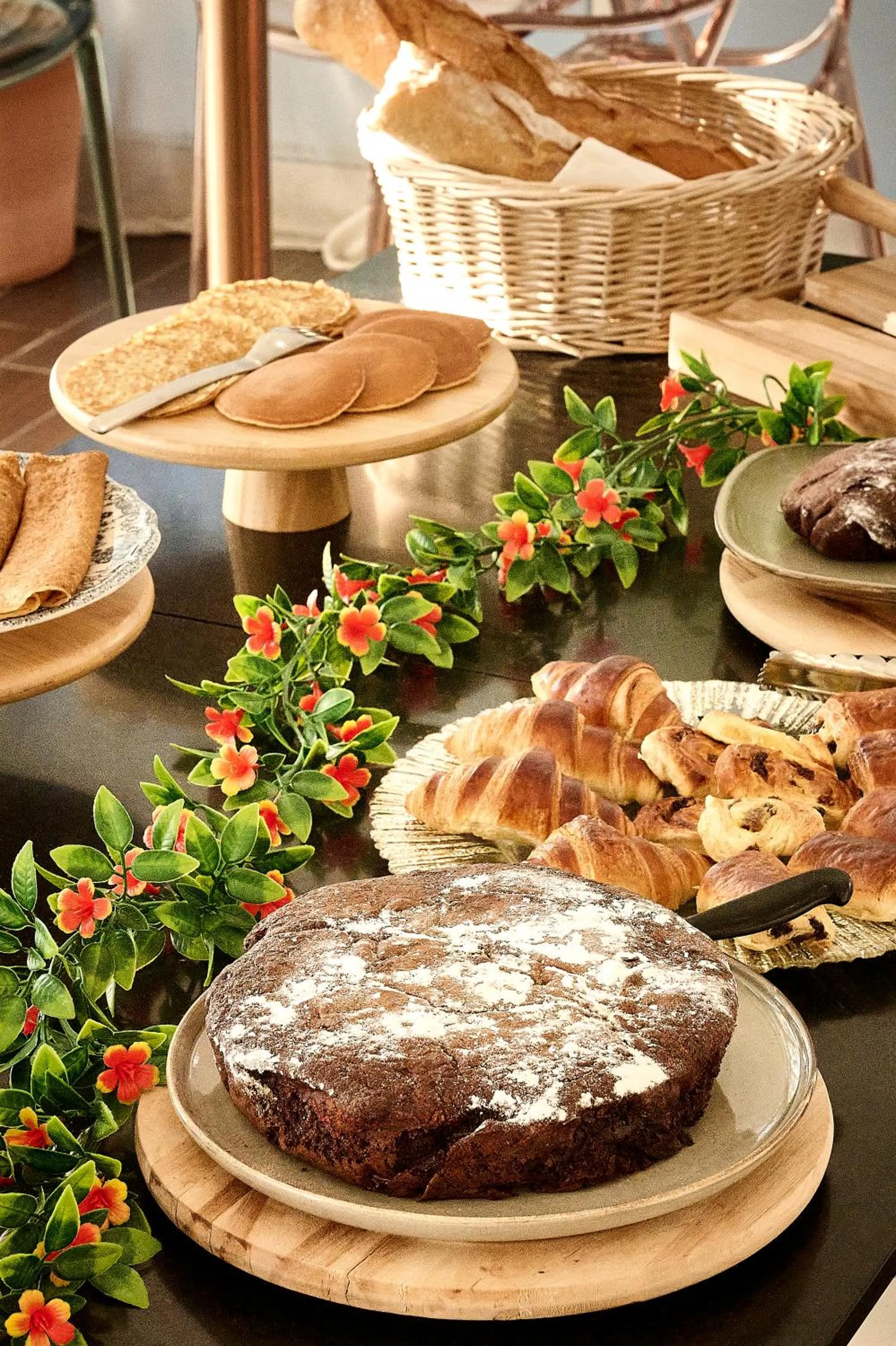 Buffet breakfast in Hôtel Les Jardins