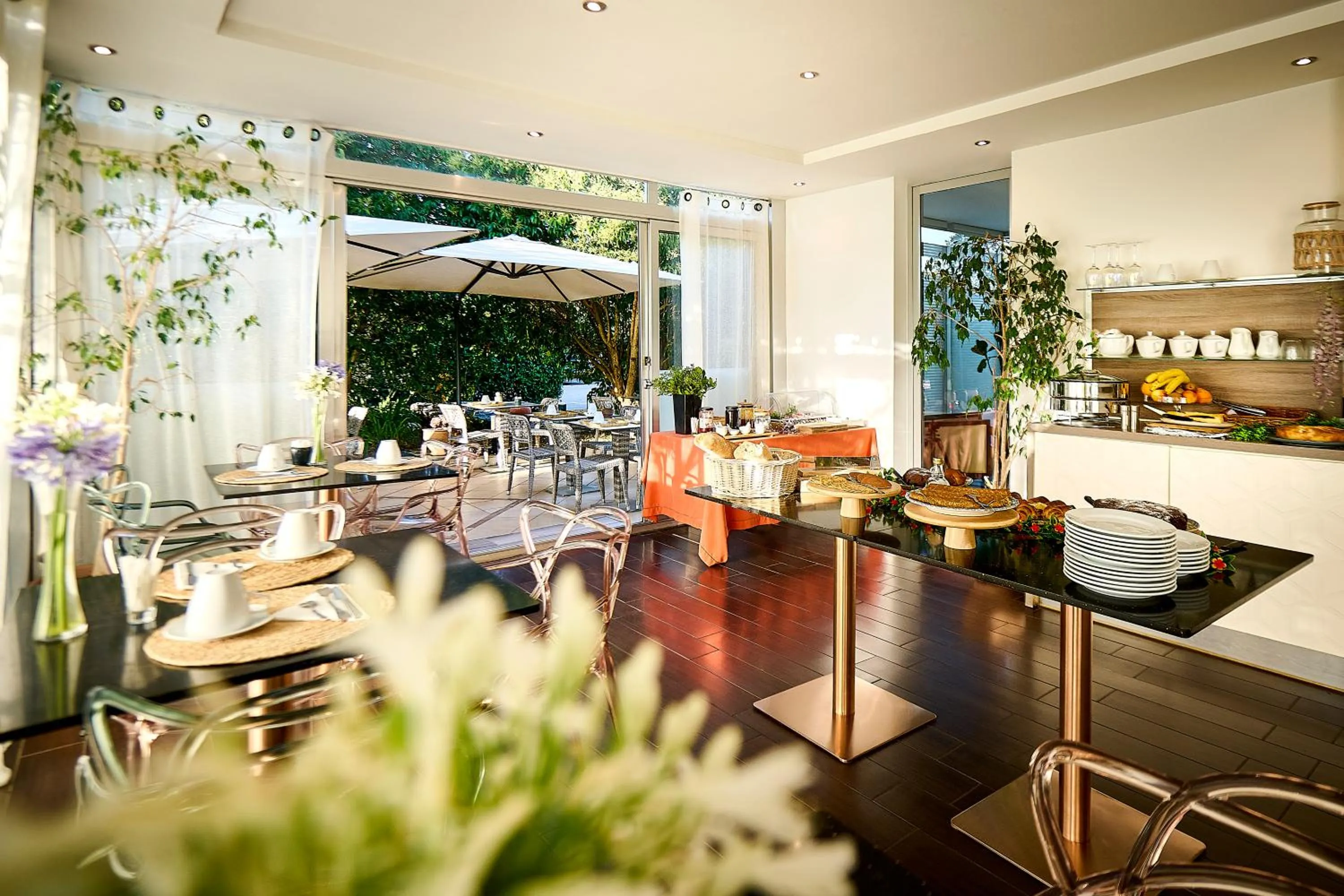 Buffet breakfast in Hôtel Les Jardins