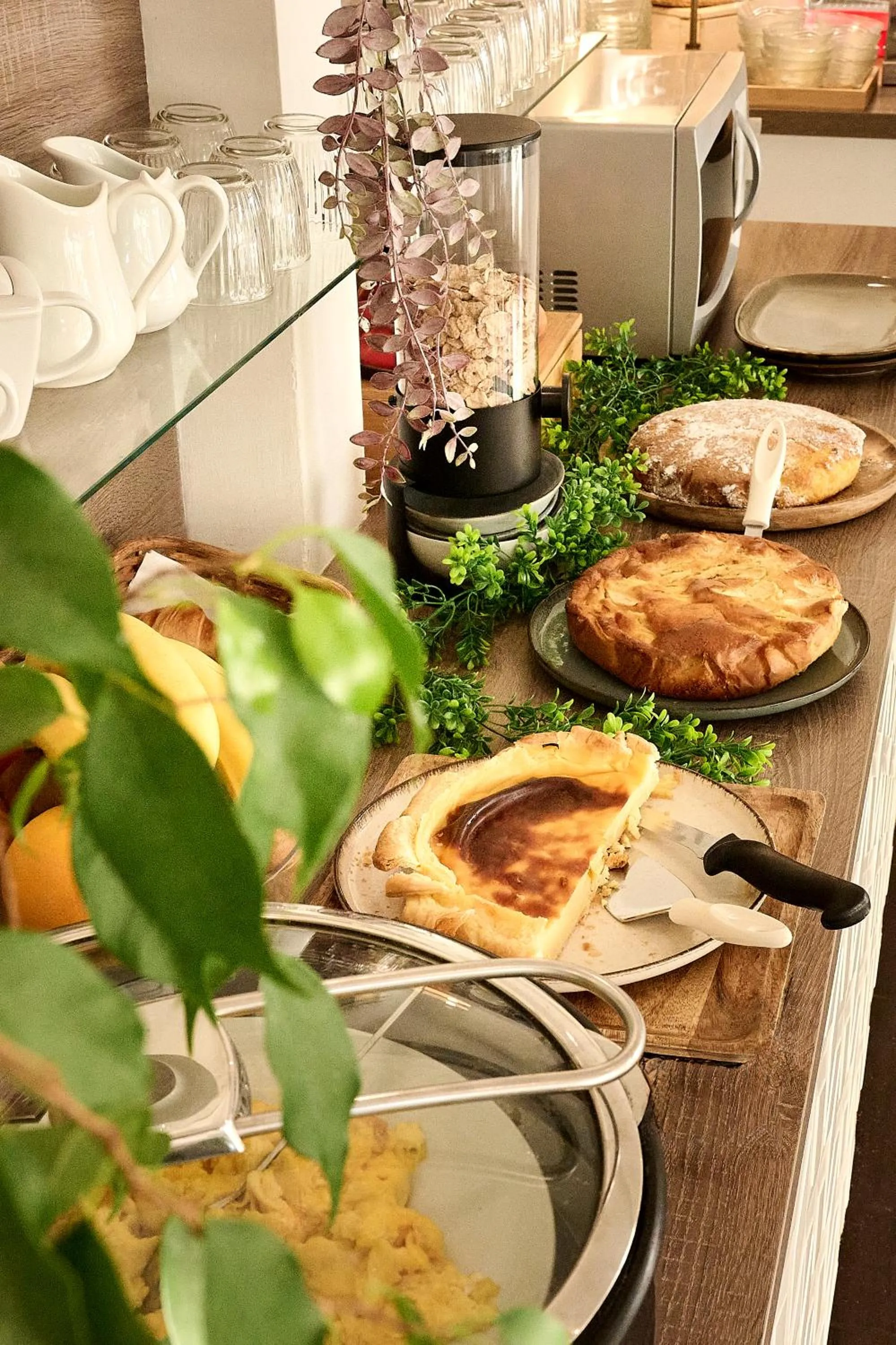 Buffet breakfast in Hôtel Les Jardins