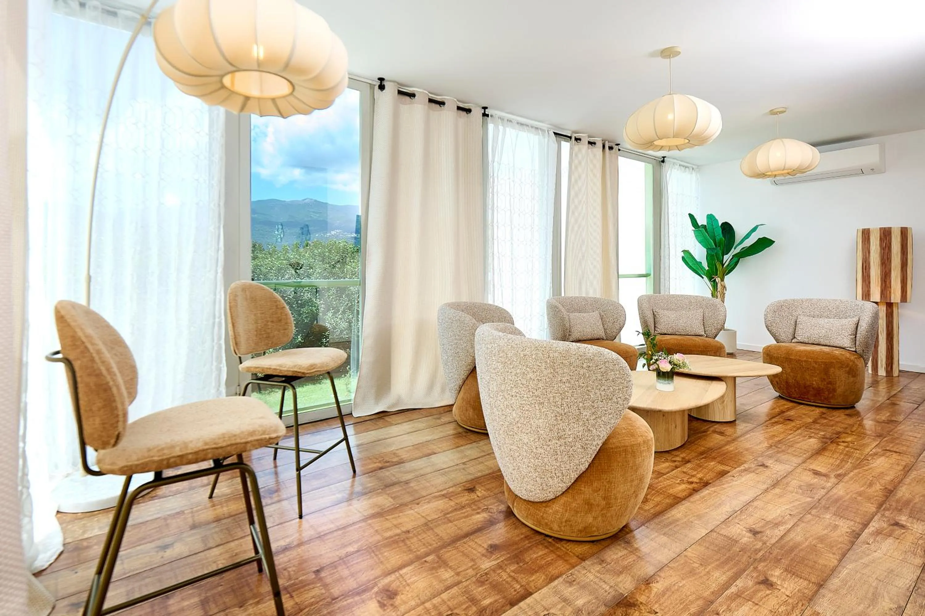 Living room in Hôtel Les Jardins