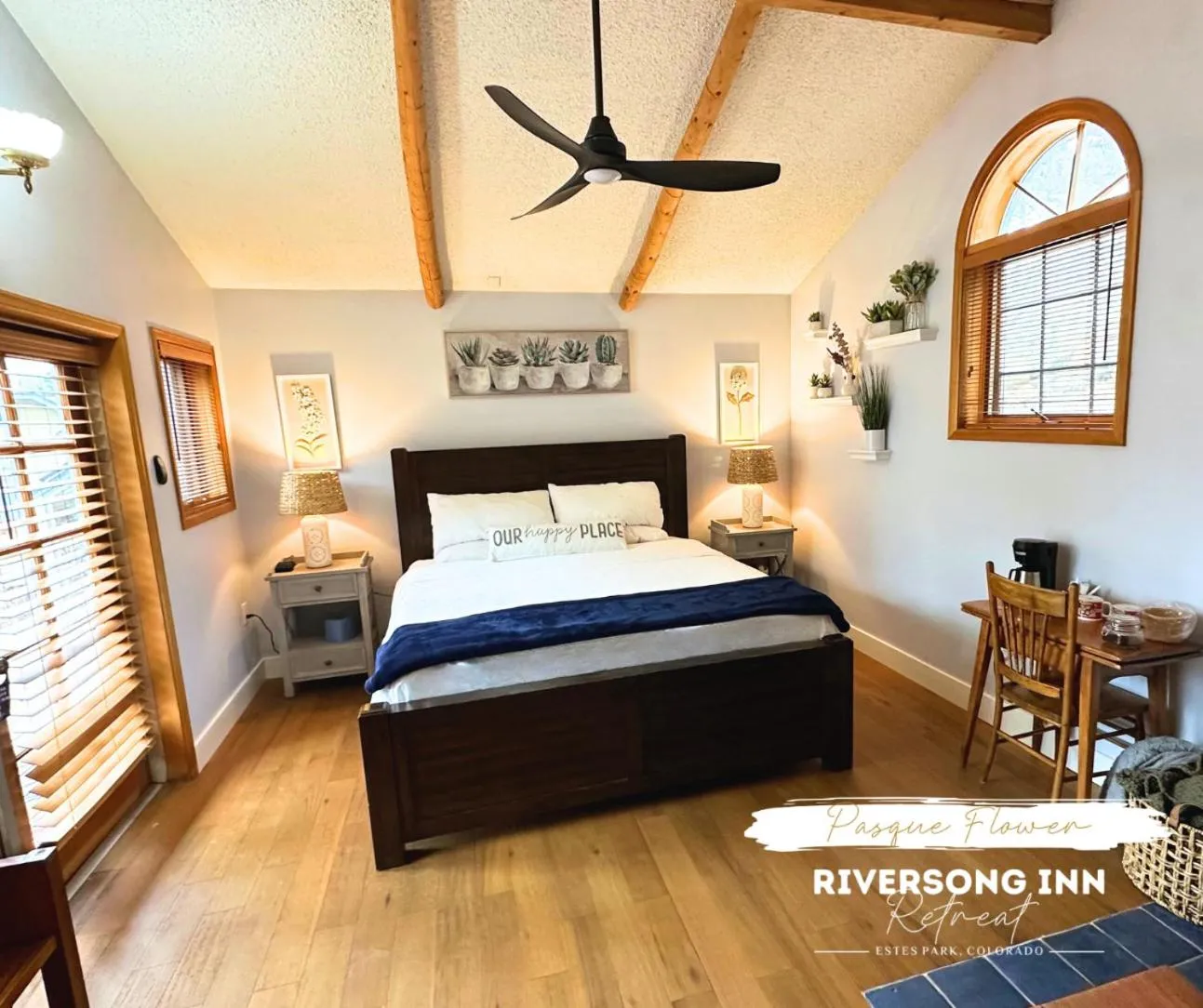 Bed in Riversong Inn Retreat
