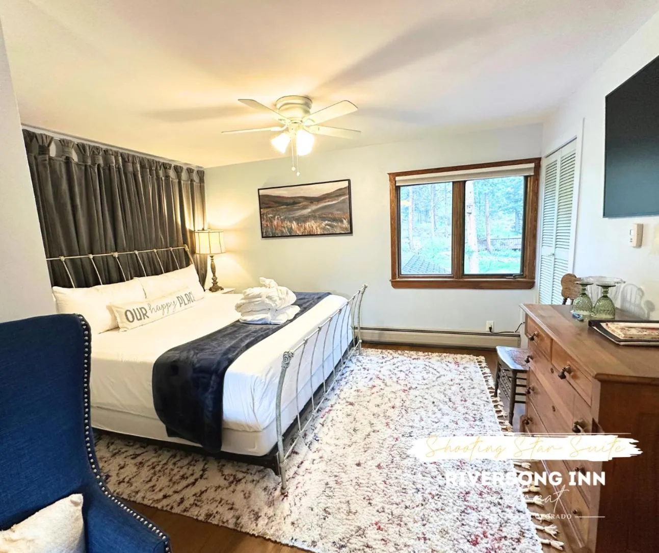 Bed in Riversong Inn Retreat