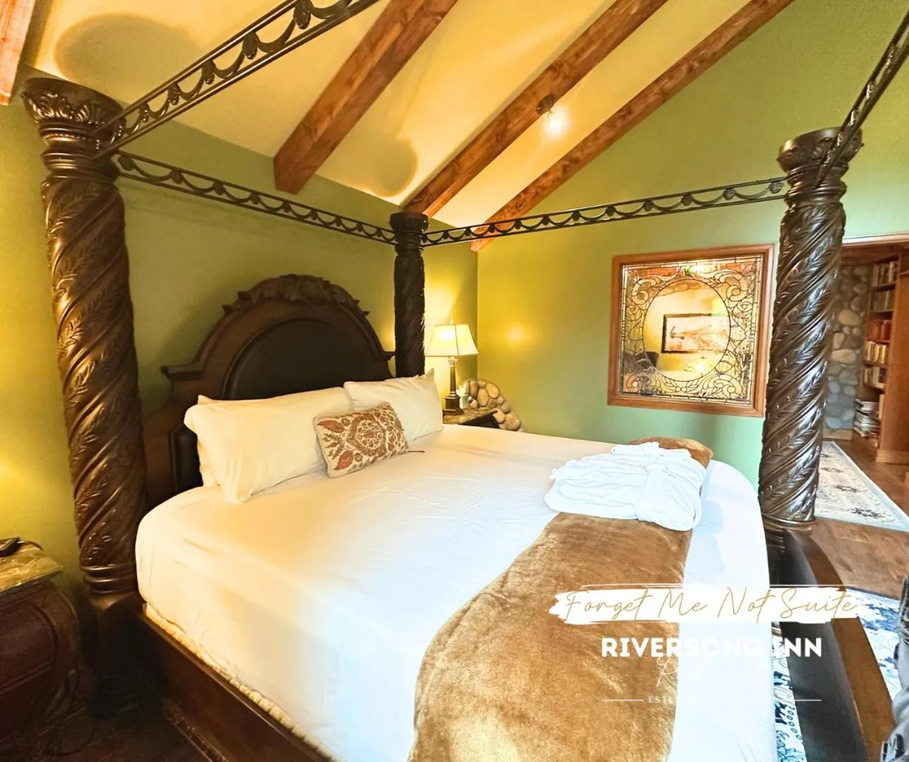 Bed in Riversong Inn Retreat