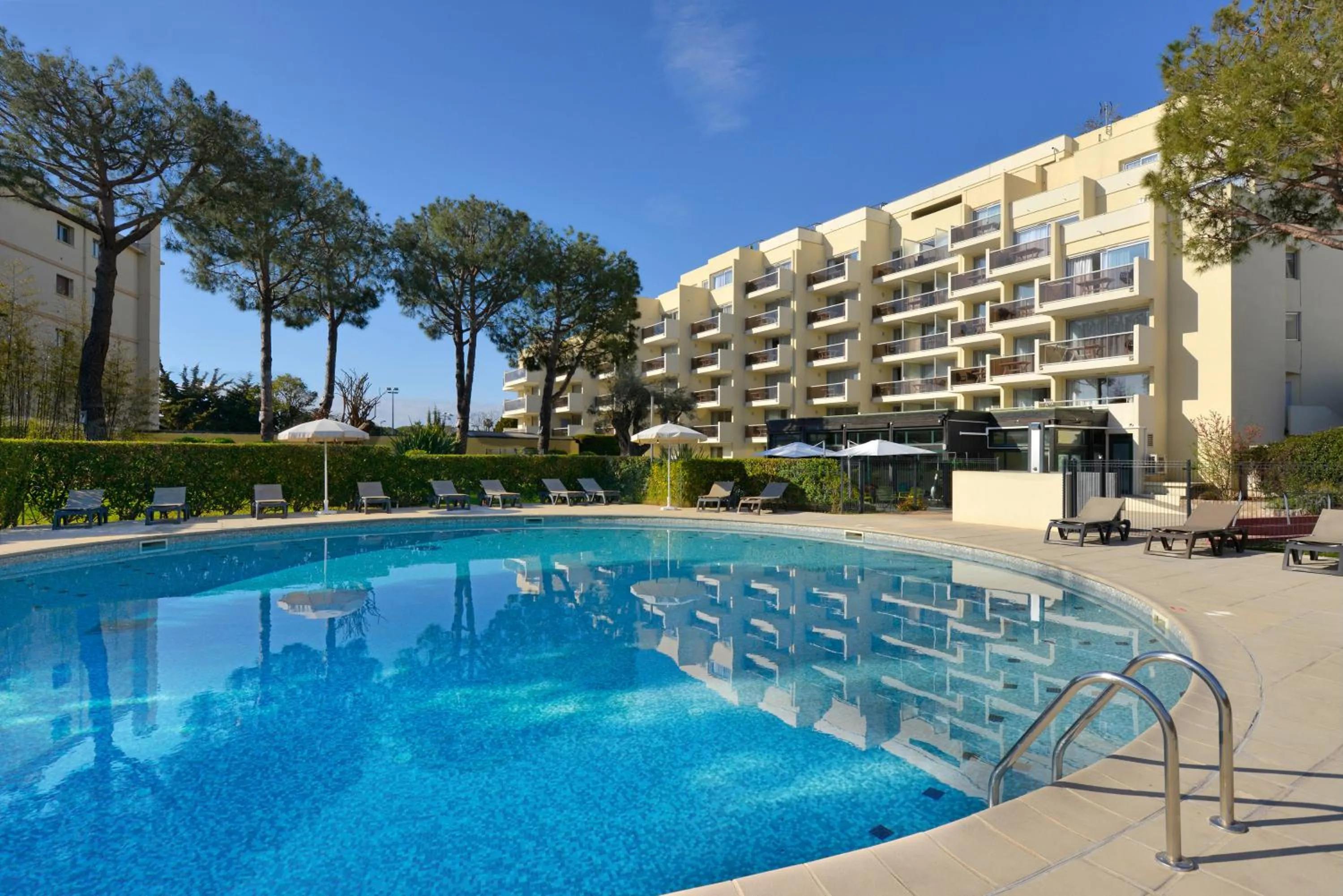Swimming pool in Residence Residéal Antibes