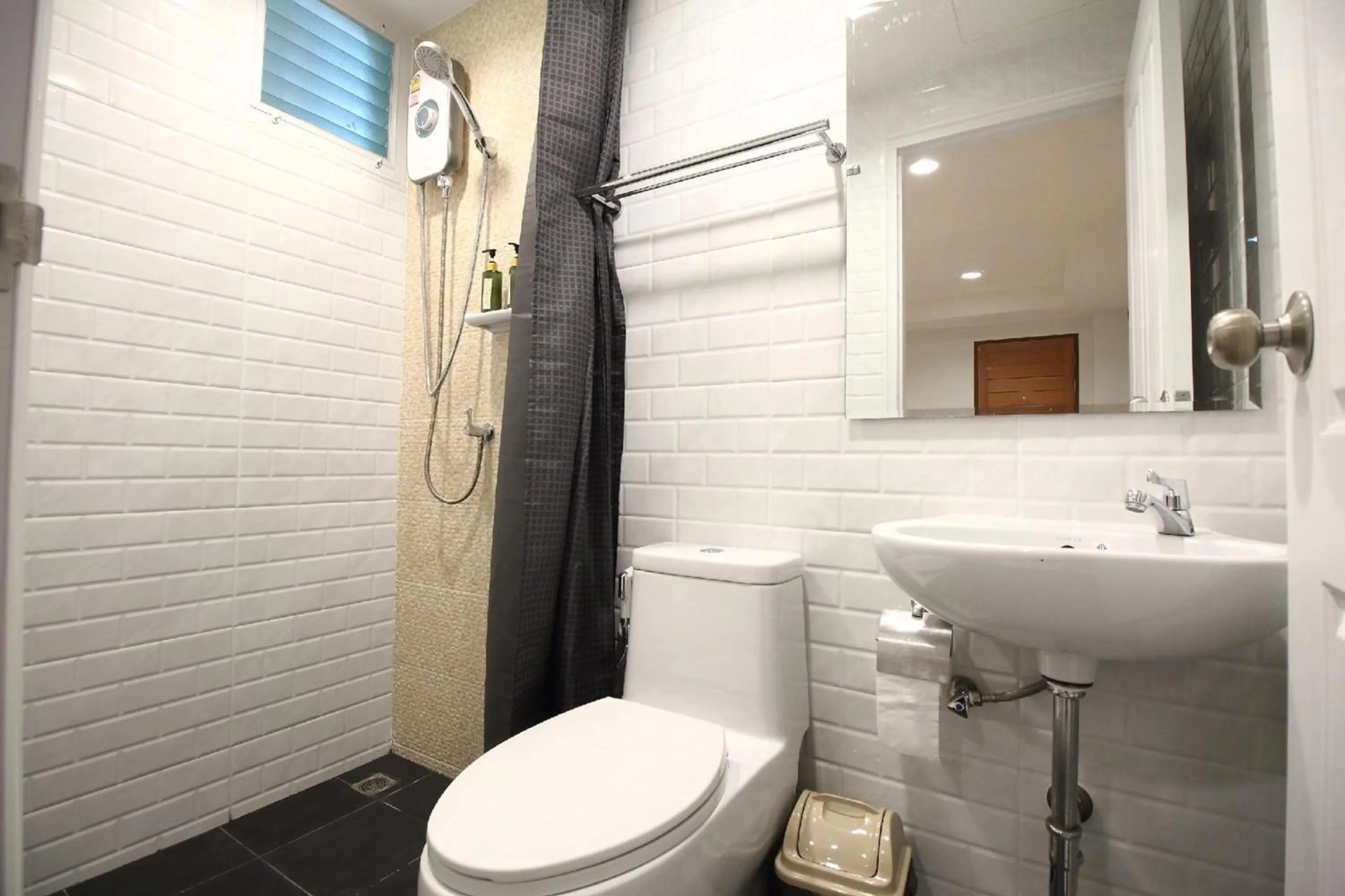 Bathroom in Super OYO 483 Pannee Hotel Khaosan