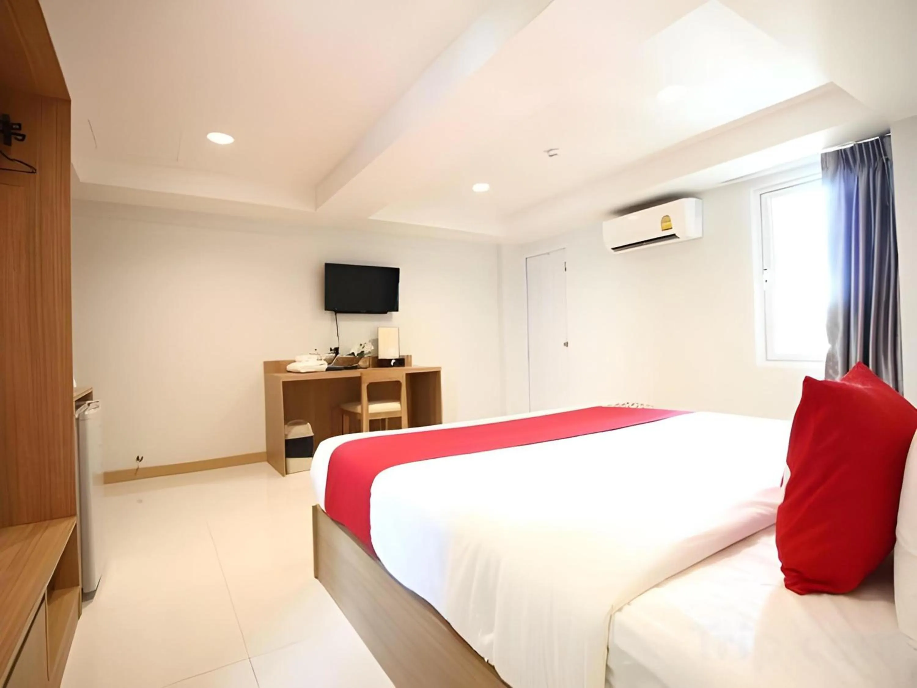 Photo of the whole room, Bed in Super OYO 483 Pannee Hotel Khaosan