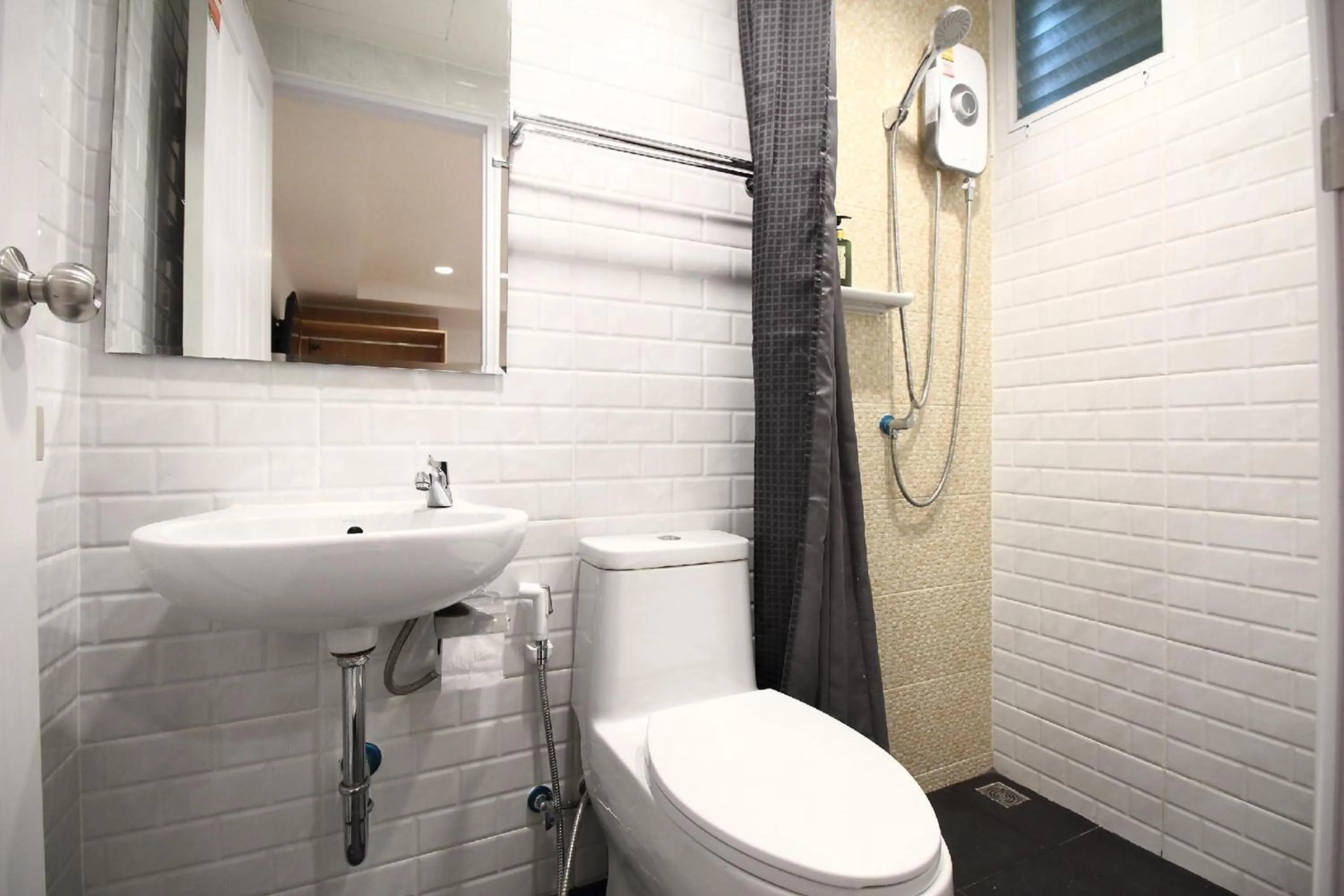 Bathroom in Super OYO 483 Pannee Hotel Khaosan