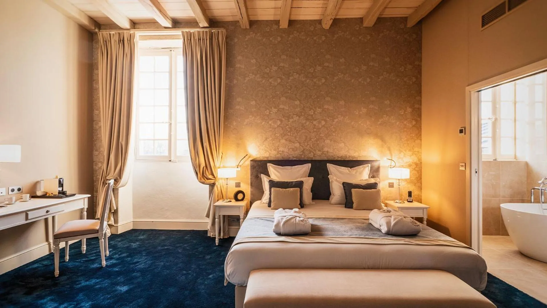 Bedroom, Bed in Abbaye De Villeneuve