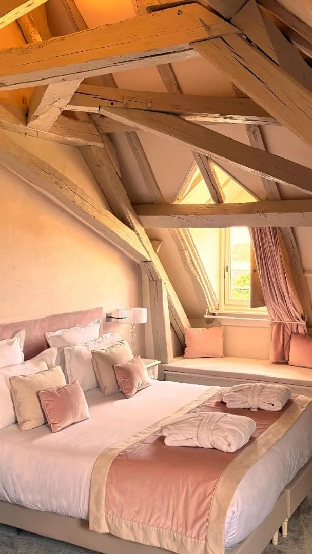 Bedroom, Bed in Abbaye De Villeneuve