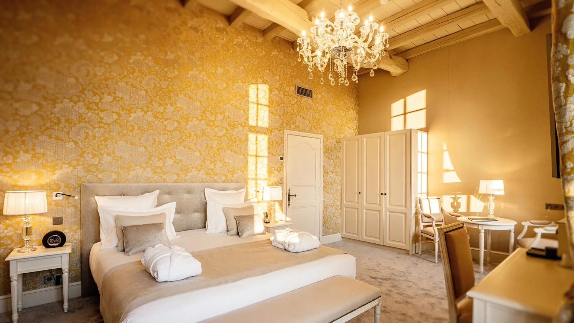 Photo of the whole room, Bed in Abbaye De Villeneuve