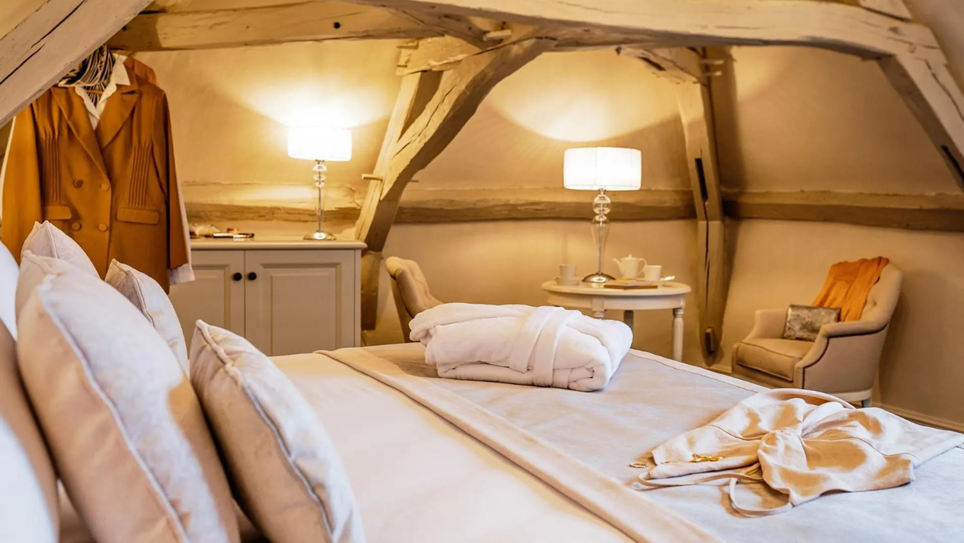 Bedroom, Bed in Abbaye De Villeneuve