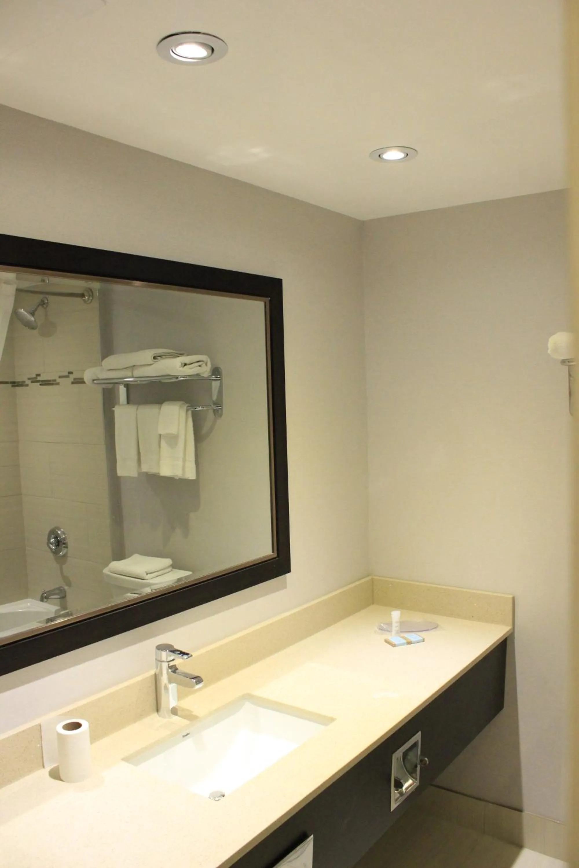 Bathroom in Travelodge by Wyndham Cambridge - Waterloo