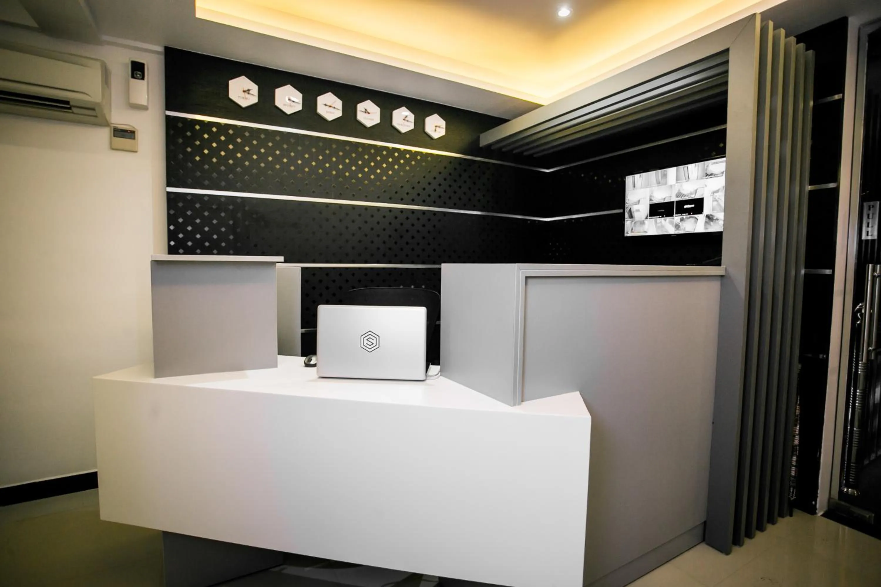 Facade/entrance in Sapphire Club Metro