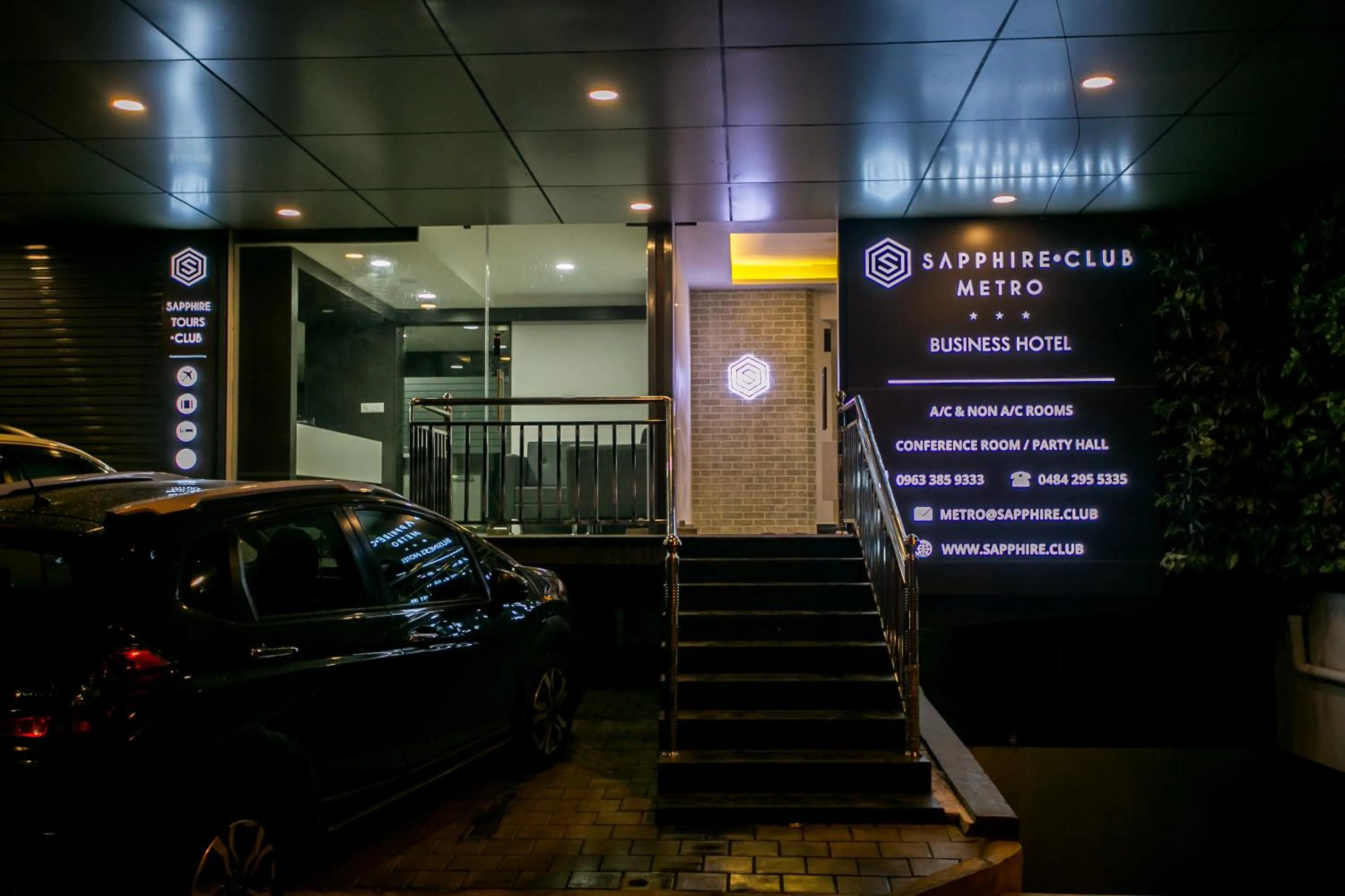 Facade/entrance in Sapphire Club Metro
