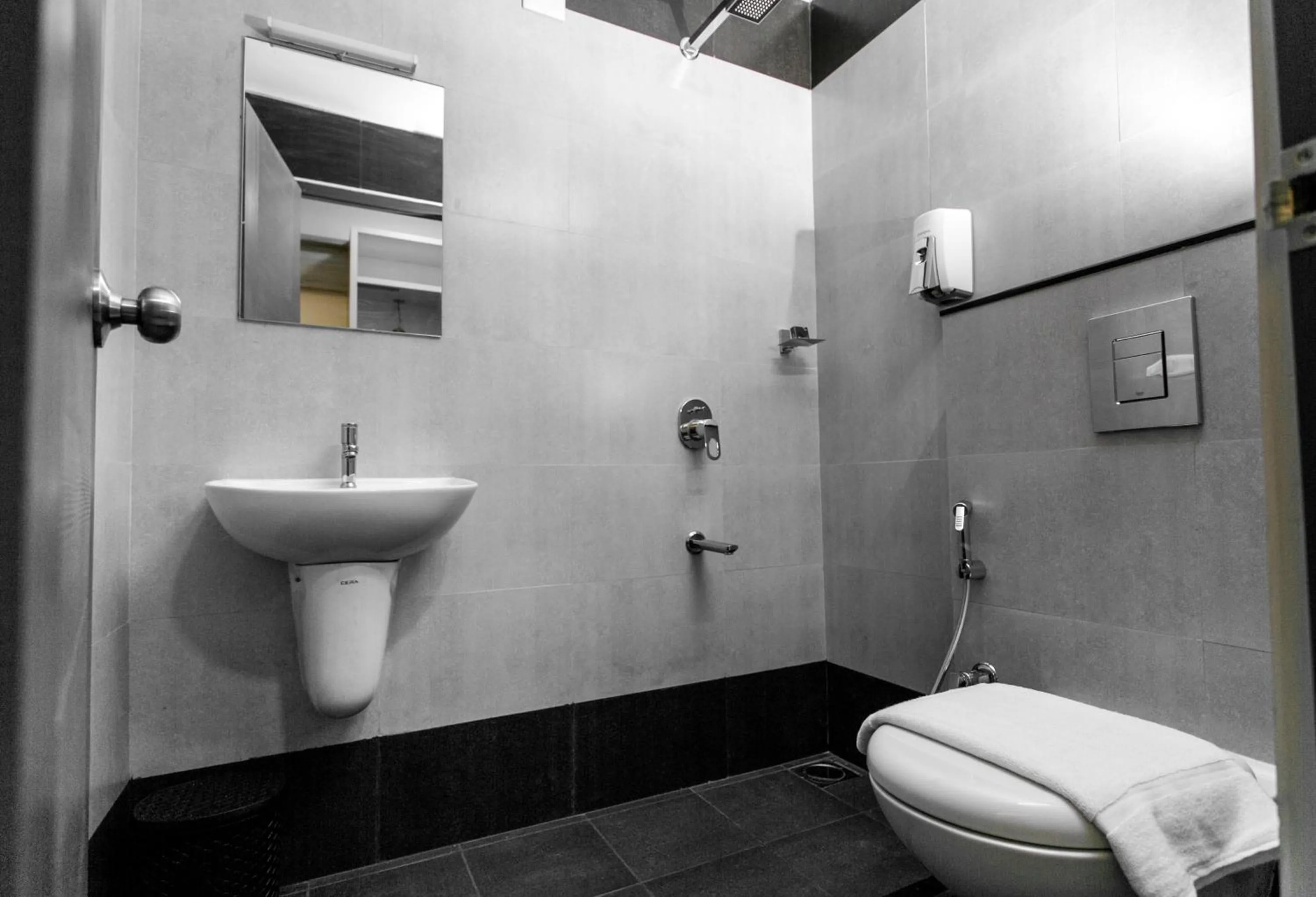 Shower in Sapphire Club Metro